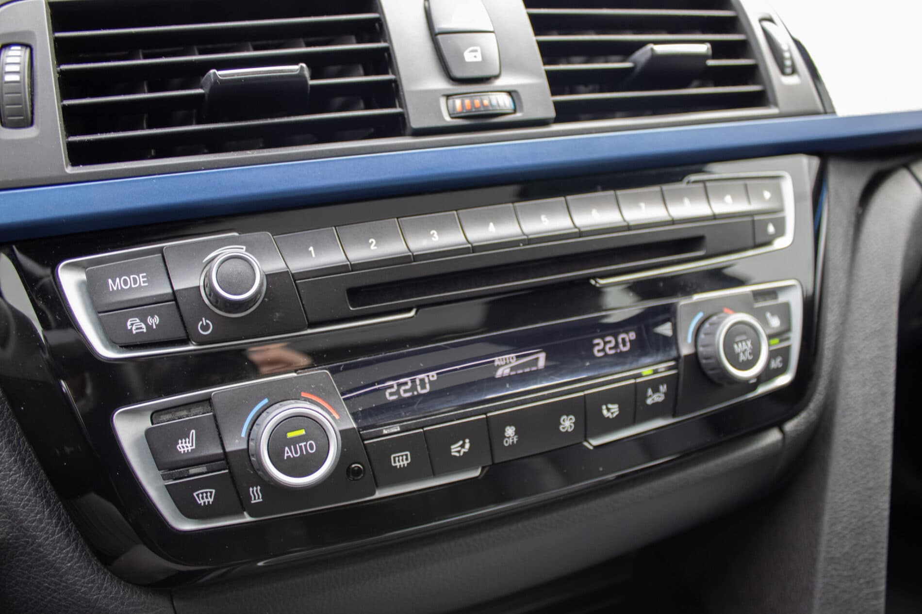 2017 BMW 330i, modrá sedan, 107 456 km