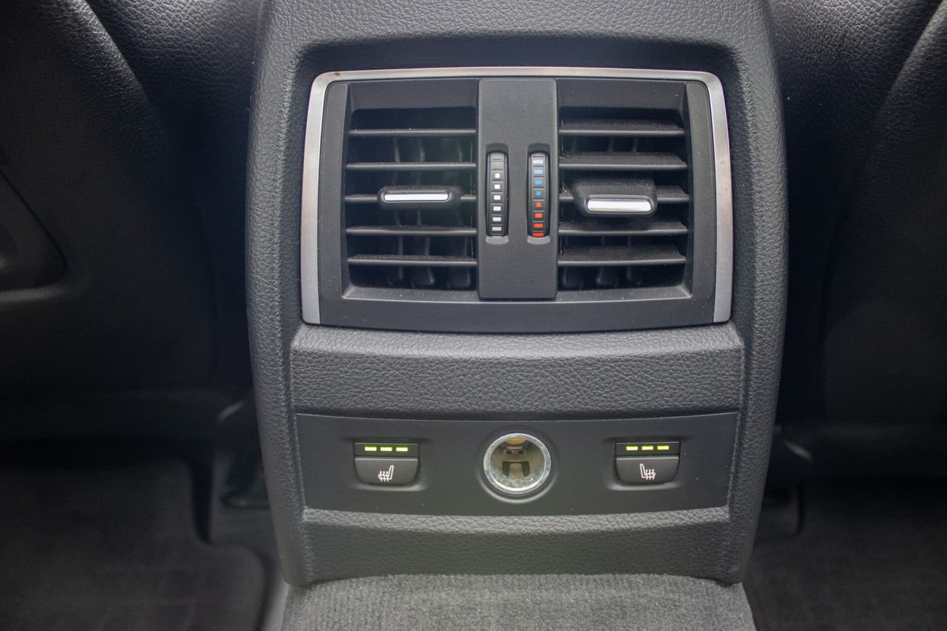 2017 BMW 330i, modrá sedan, 107 456 km