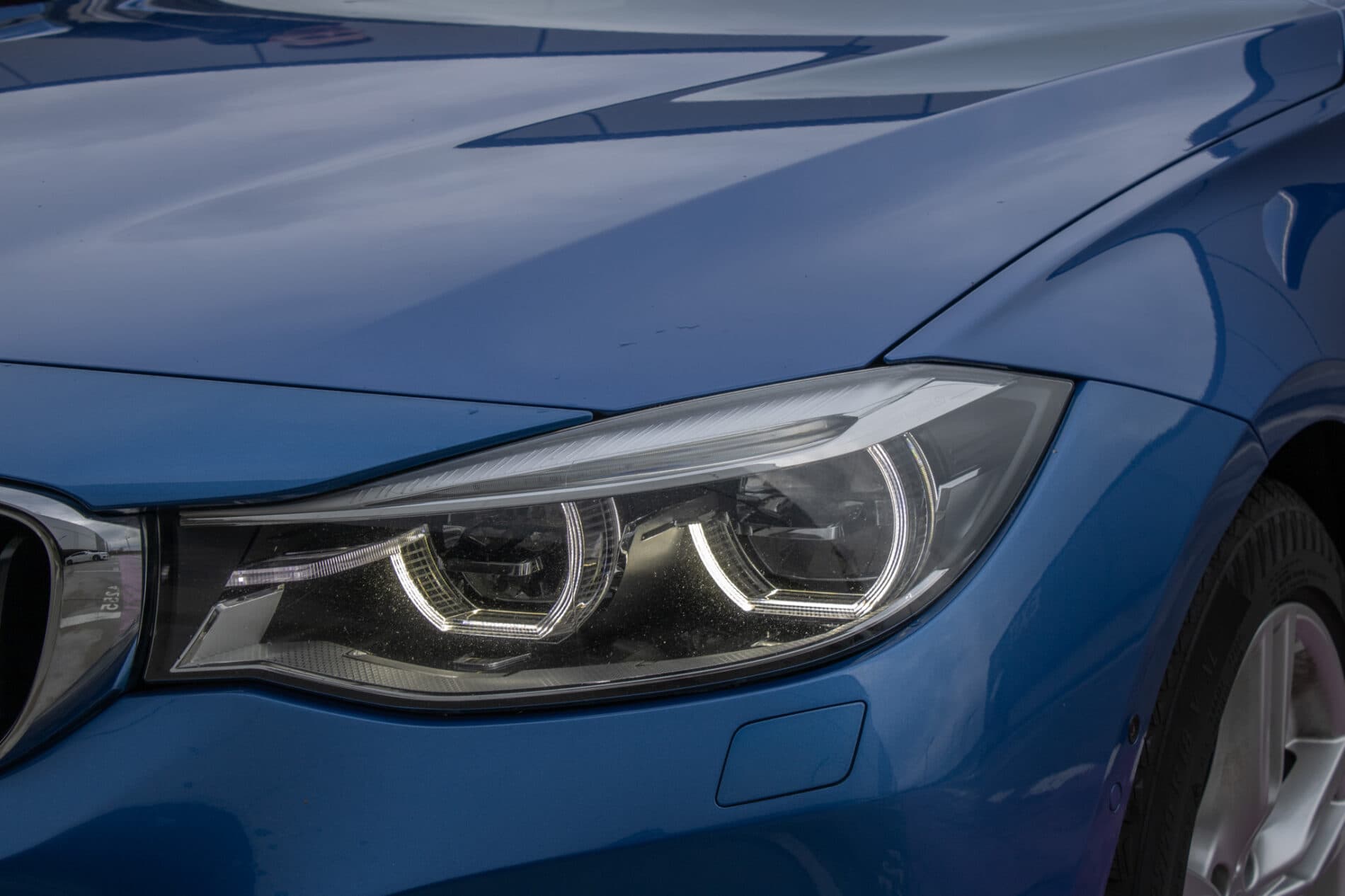 2017 BMW 330i, modrá sedan, 107 456 km