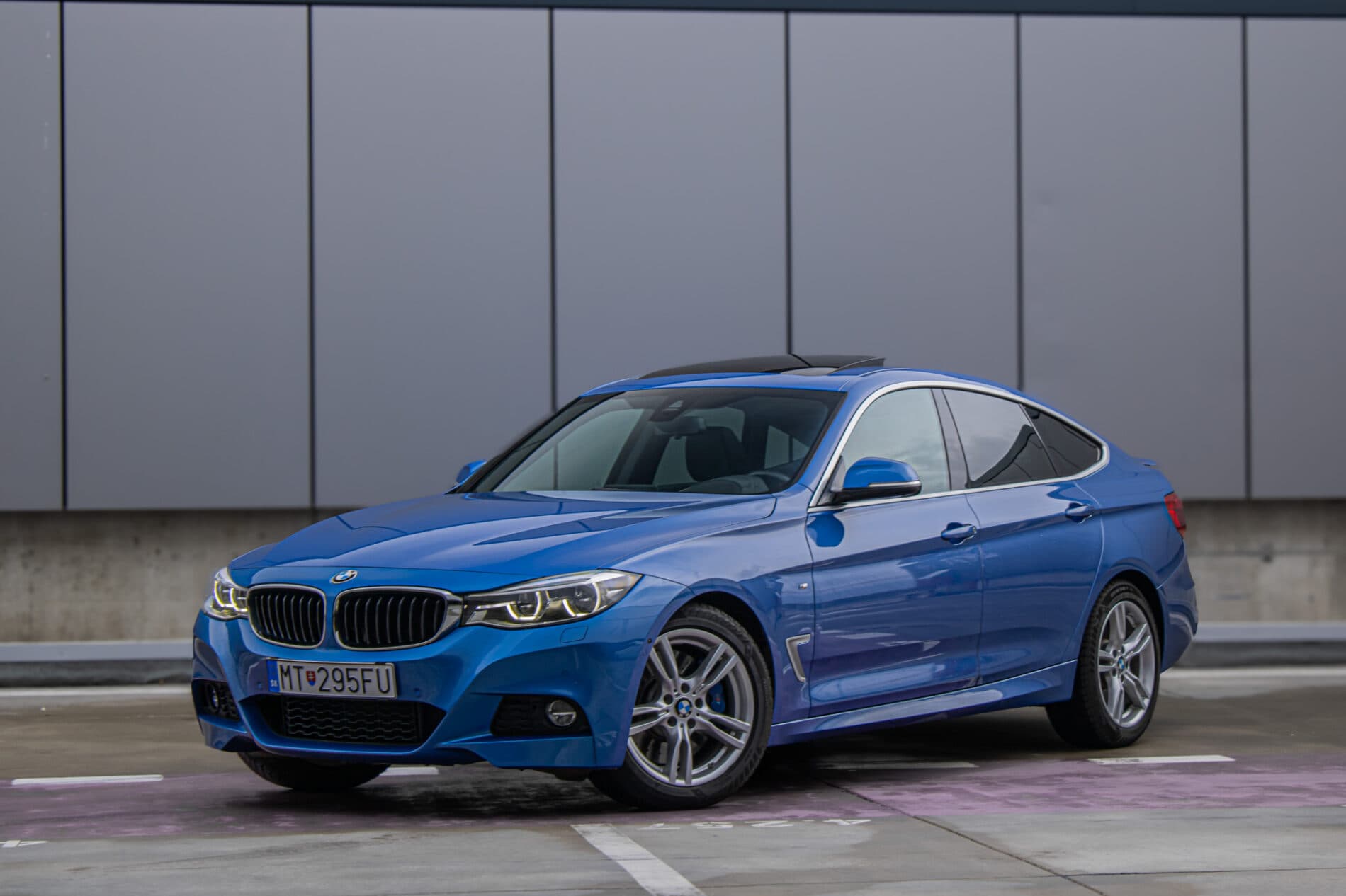 2017 BMW 330i, modrá sedan, 107 456 km