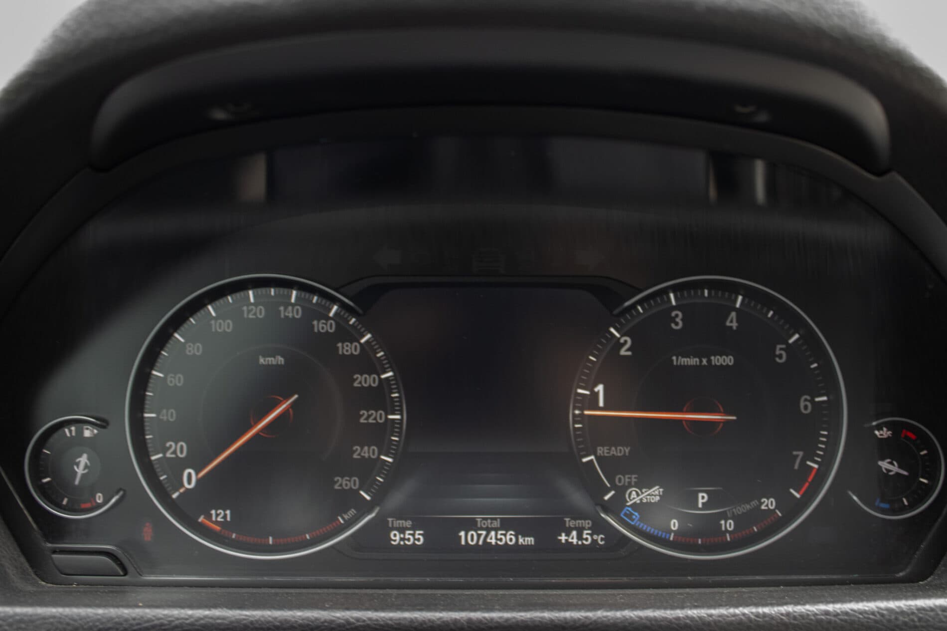 2017 BMW 330i, modrá sedan, 107 456 km