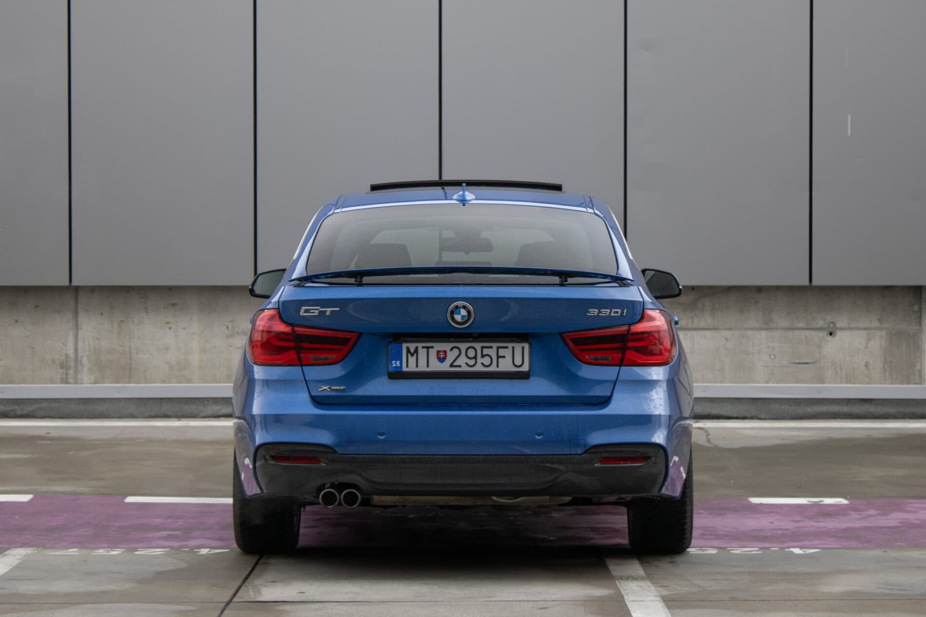 2017 BMW 330i, modrá sedan, 107 456 km