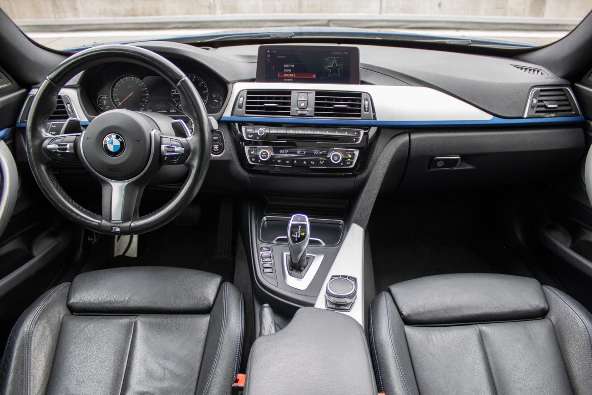 2017 BMW 330i, modrá sedan, 107 456 km