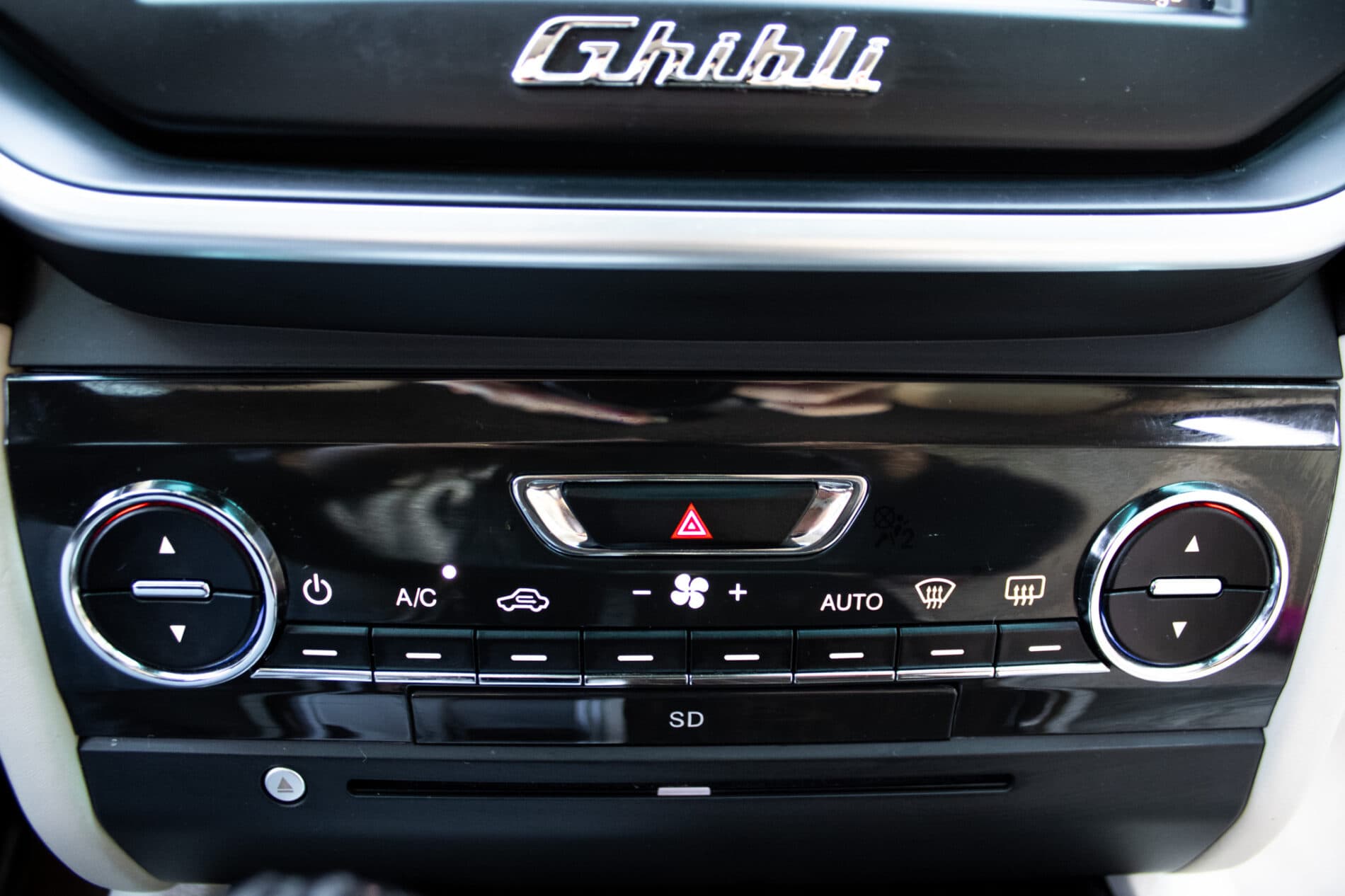 2015 Maserati Ghibli, červená sedan, 108 508 km