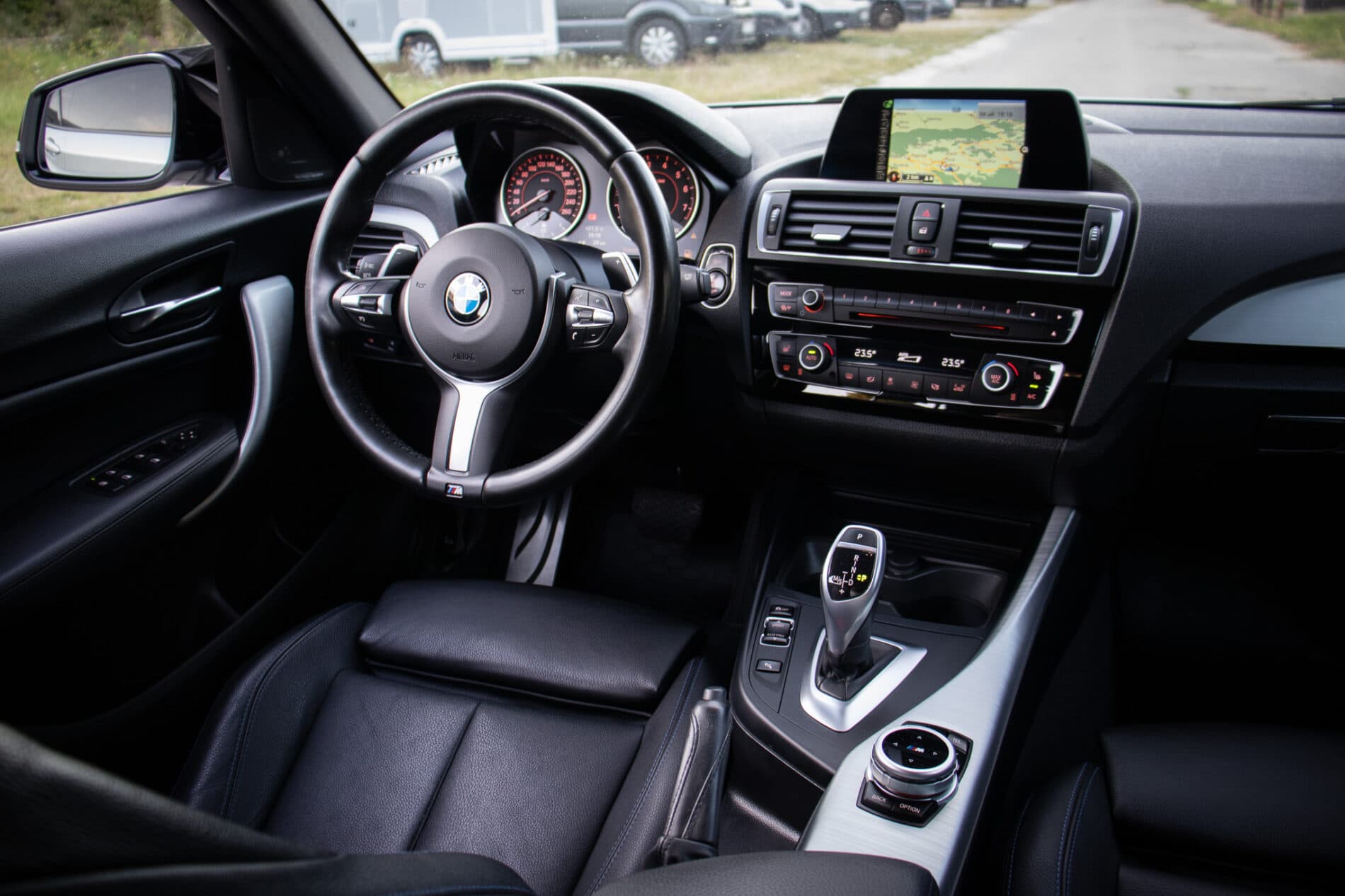 2017 BMW M140i, strieborná hatchback, 195 054 km