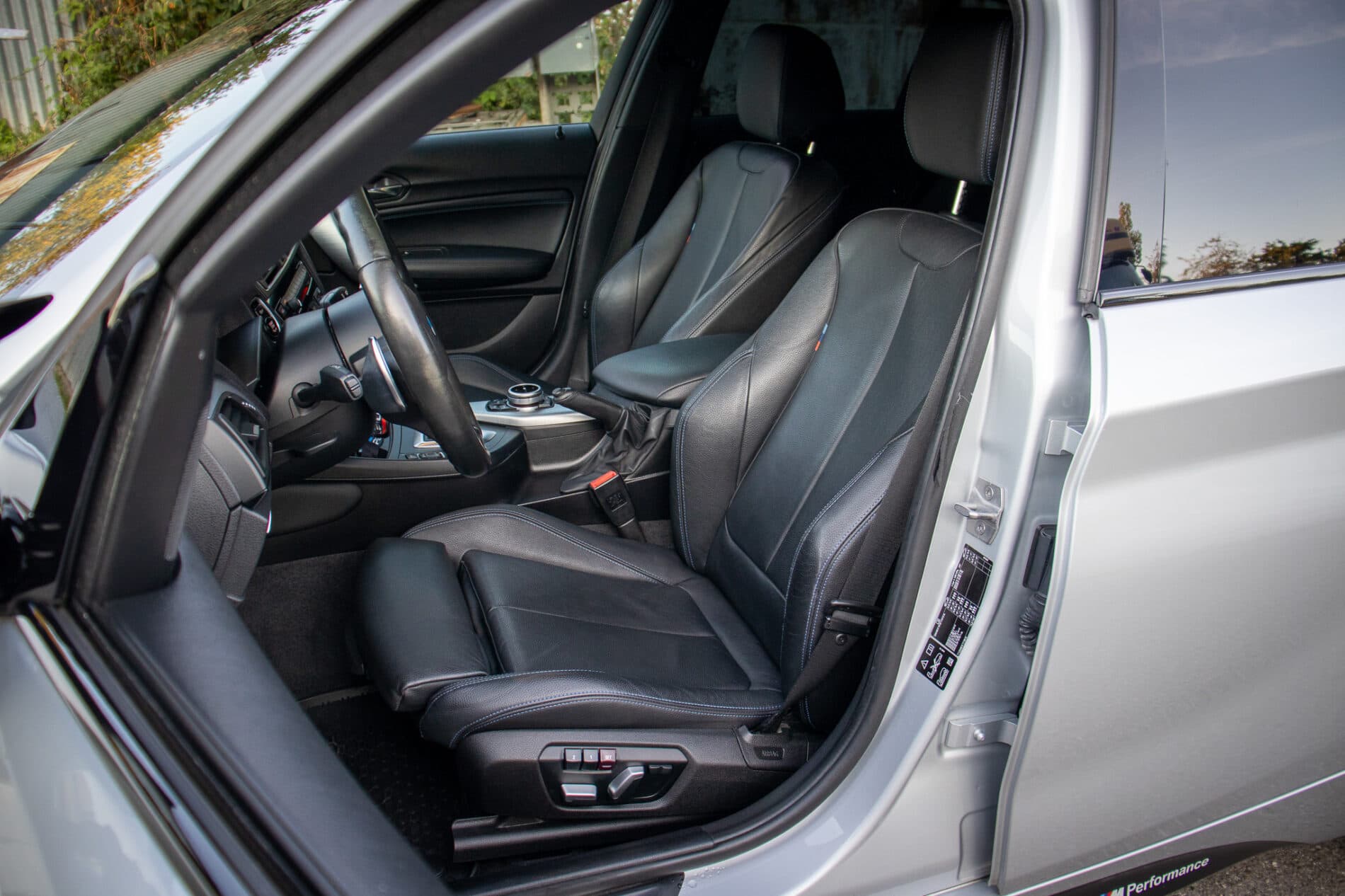 2017 BMW M140i, strieborná hatchback, 195 054 km