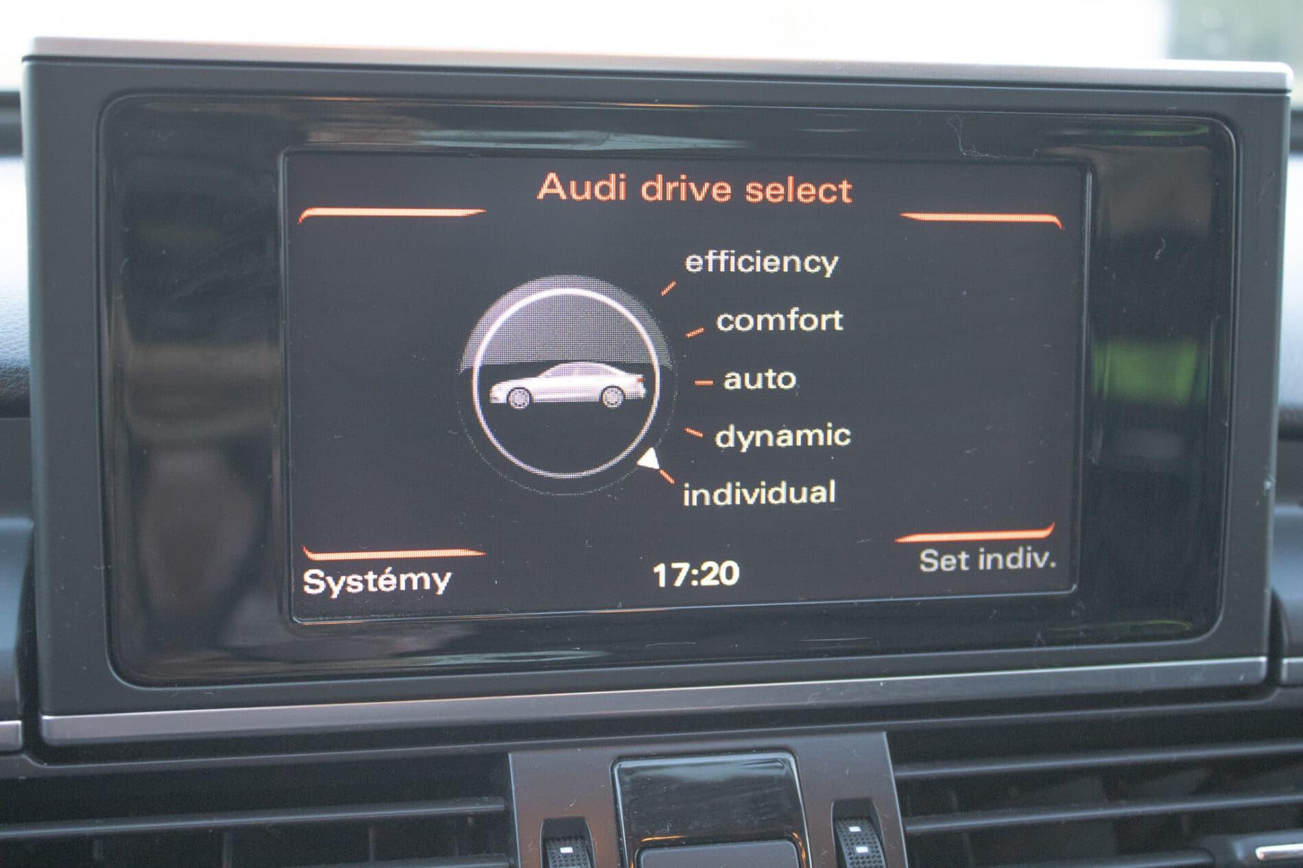 2014 AUDI A6, sivá sedan, 291 885 km