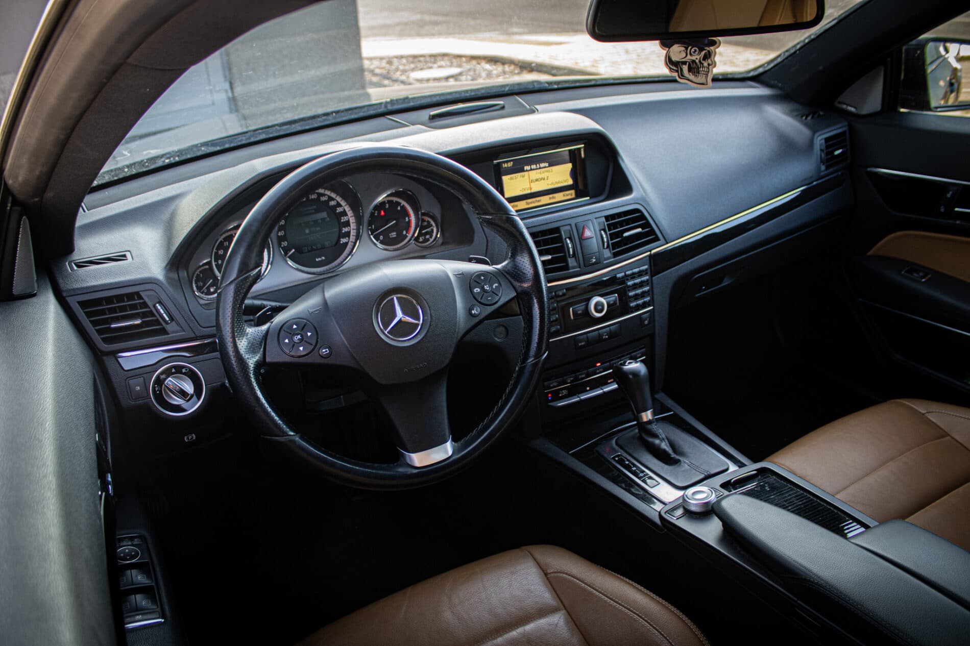 2011 Mercedes-Benz E 300 CDI, čierna kupé, 266 135 km