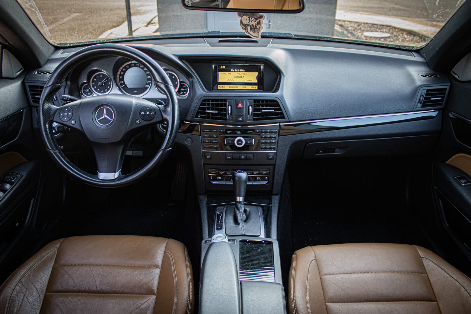 2011 Mercedes-Benz E 300 CDI, čierna kupé, 266 135 km