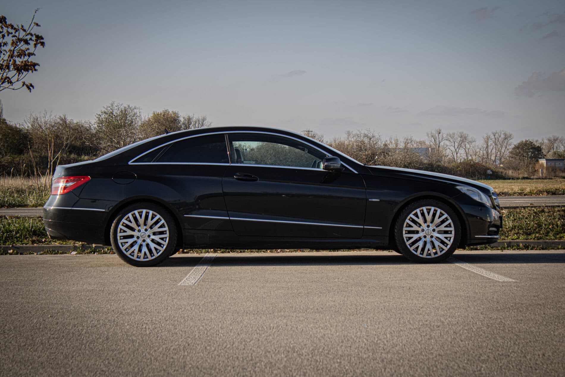 2011 Mercedes-Benz E 300 CDI, čierna kupé, 266 135 km