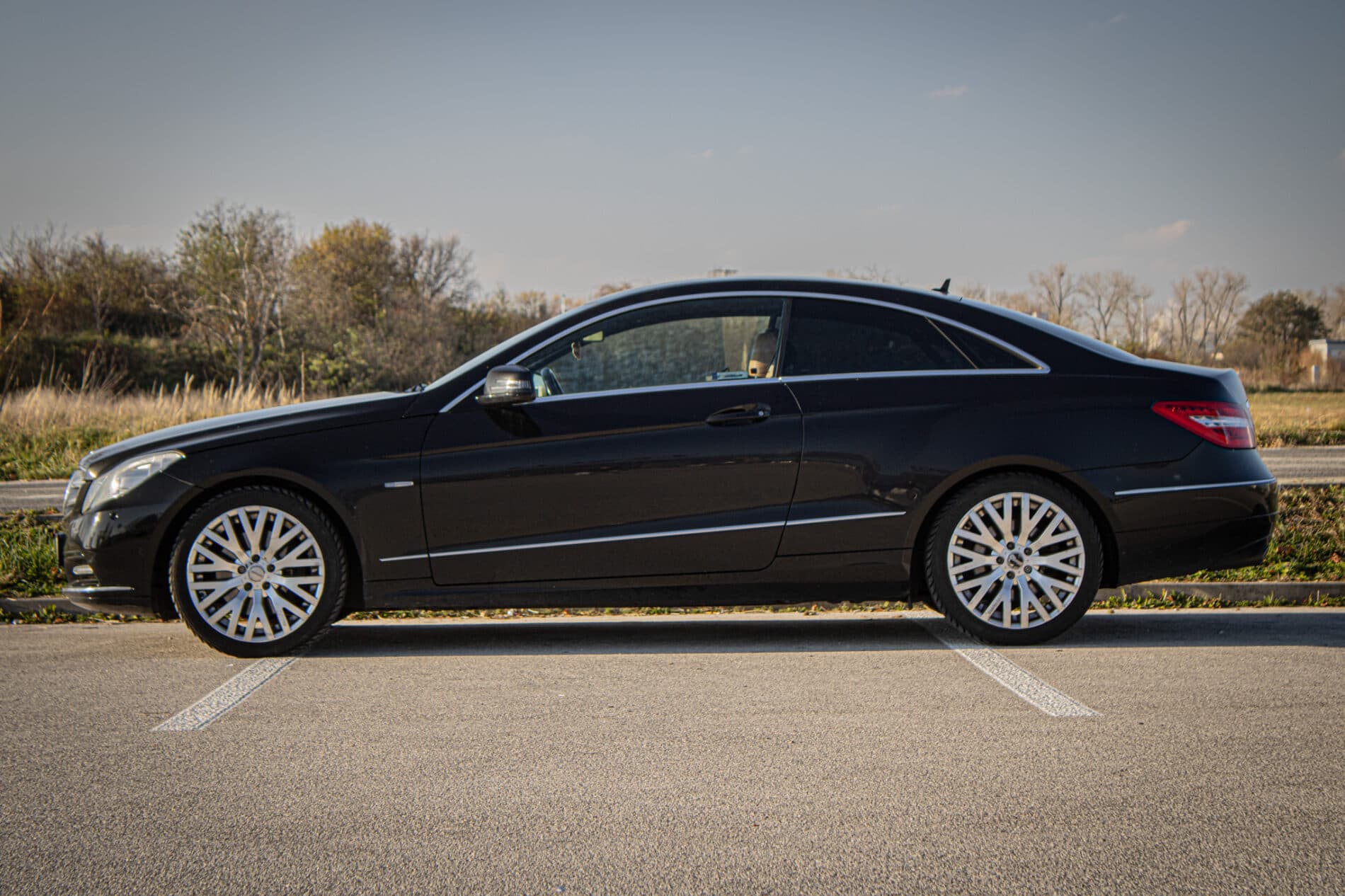 2011 Mercedes-Benz E 300 CDI, čierna kupé, 266 135 km