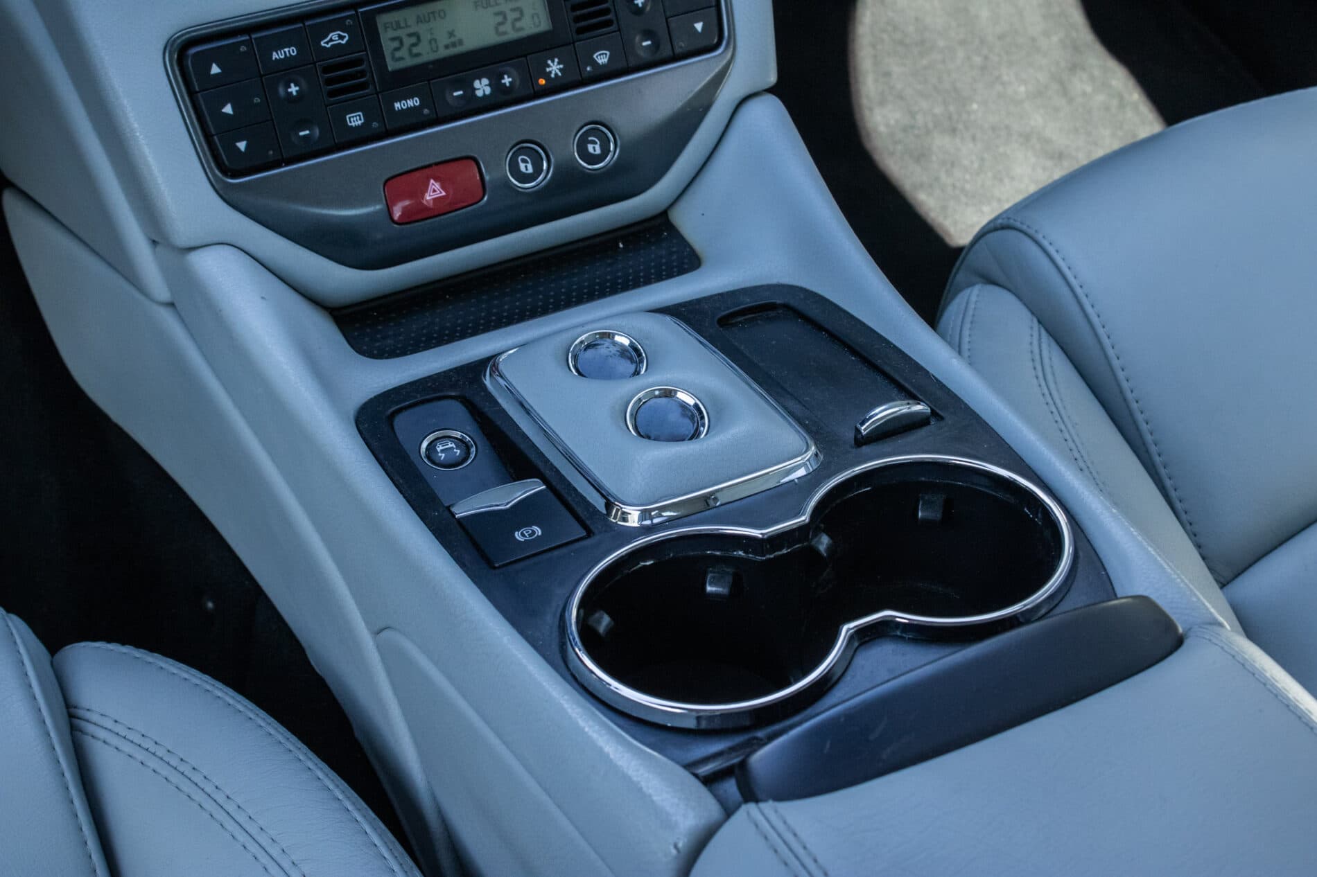 2008 Maserati GranTurismo, sivá kupé, 93 880 km