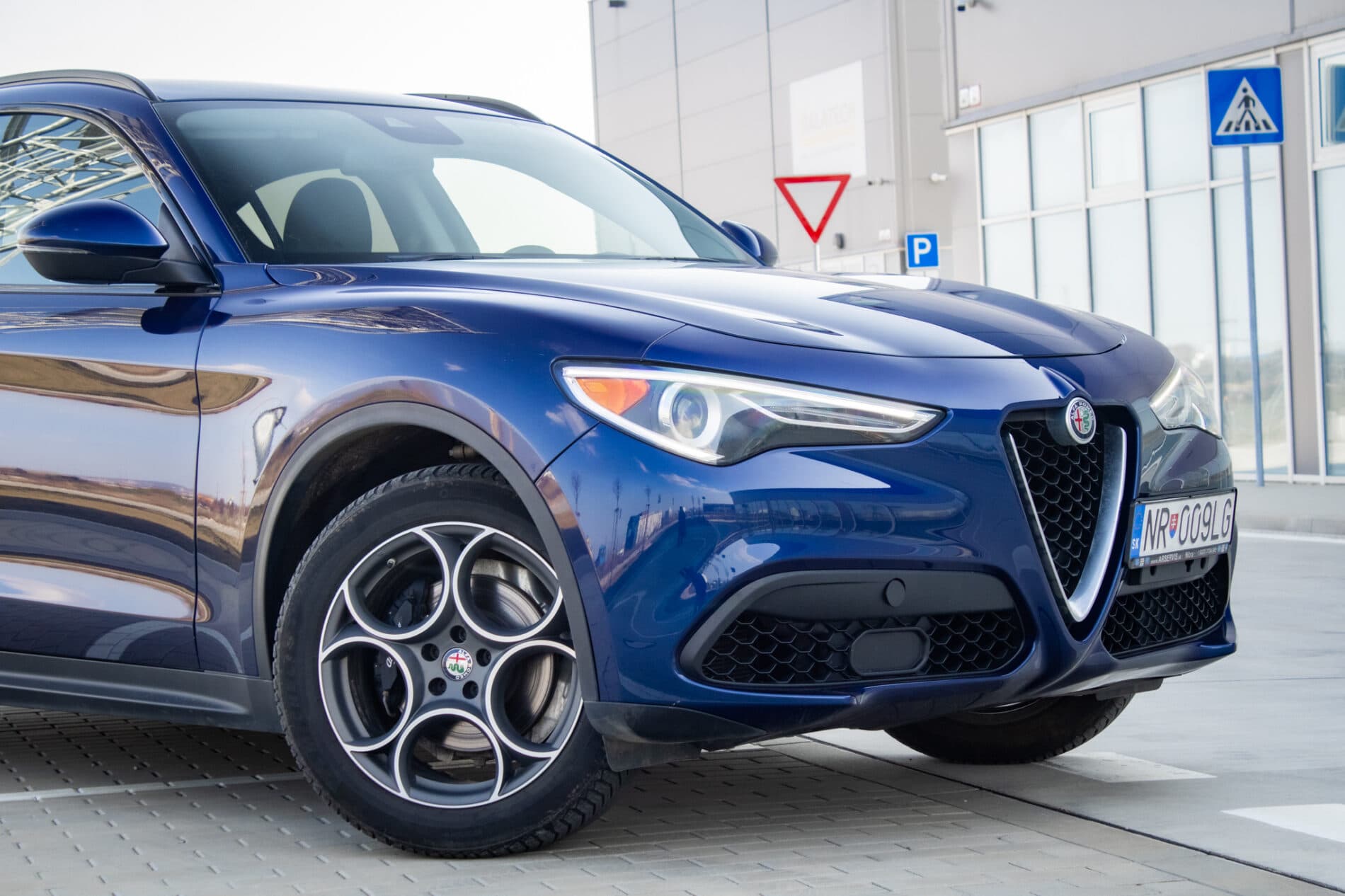 2018 Alfa Romeo Stelvio, modrá suv, 64 771 km