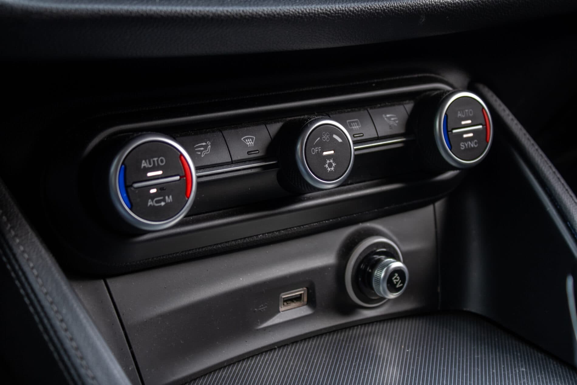 2018 Alfa Romeo Stelvio, modrá suv, 64 771 km