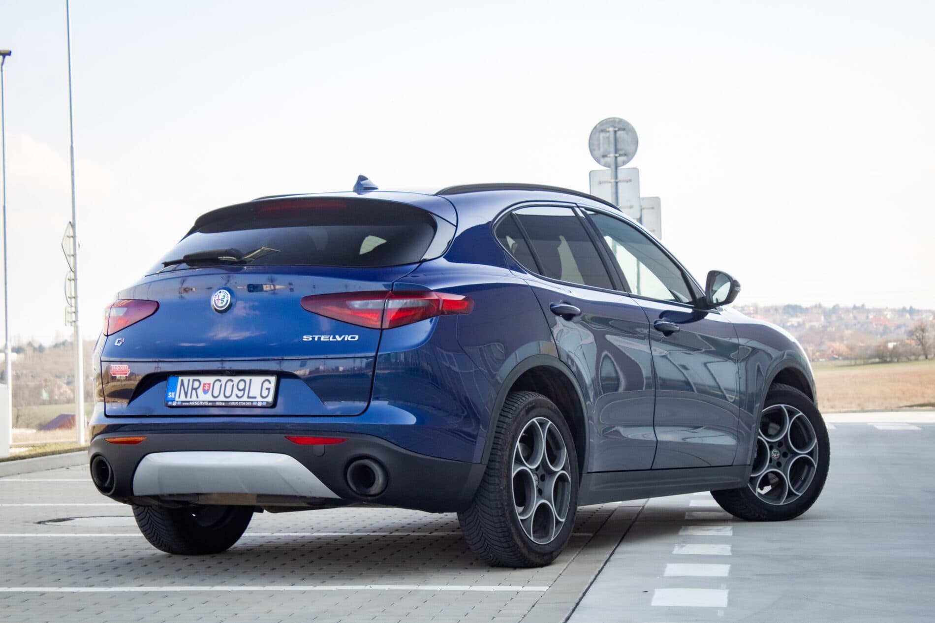 2018 Alfa Romeo Stelvio, modrá suv, 64 771 km