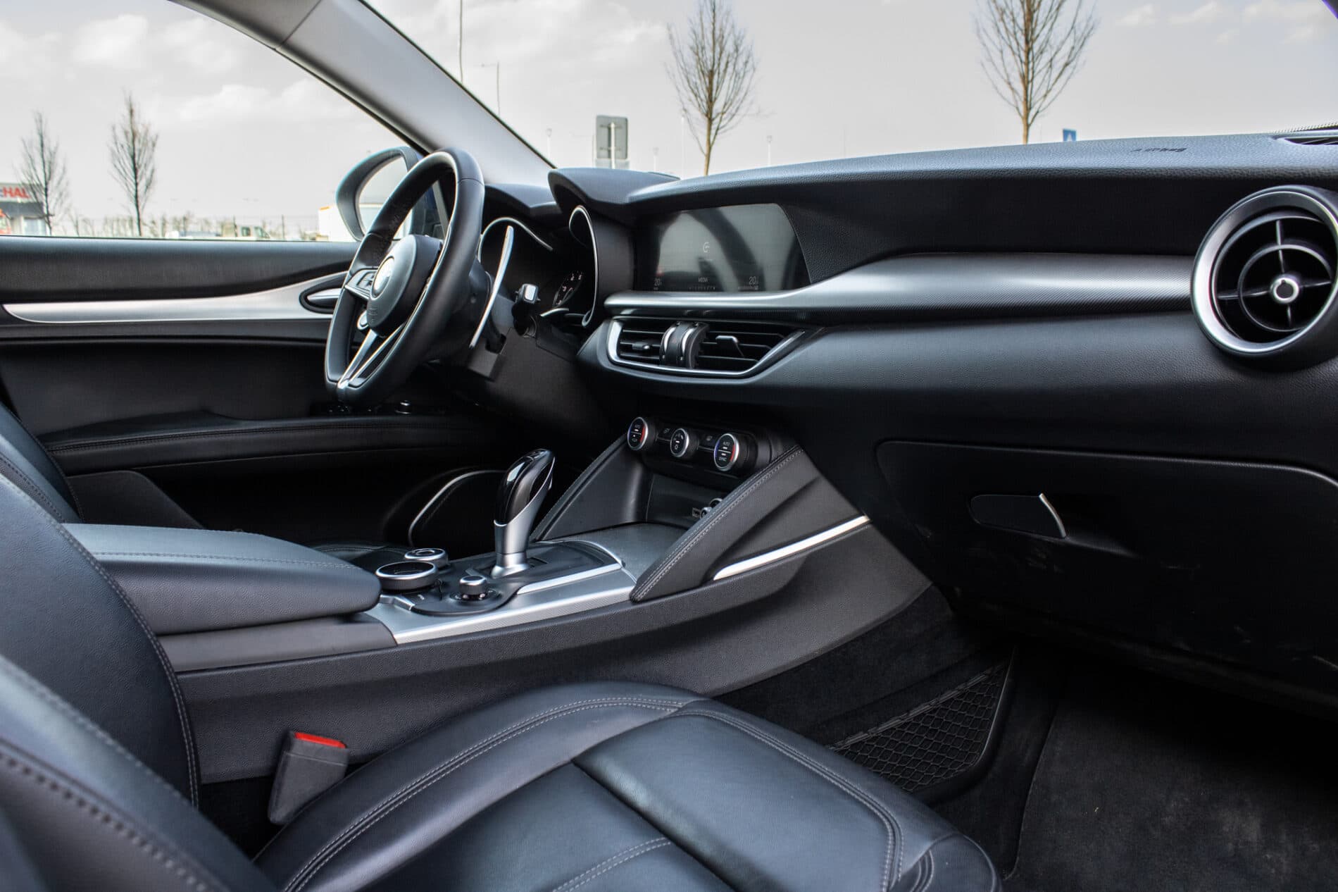 2018 Alfa Romeo Stelvio, modrá suv, 64 771 km
