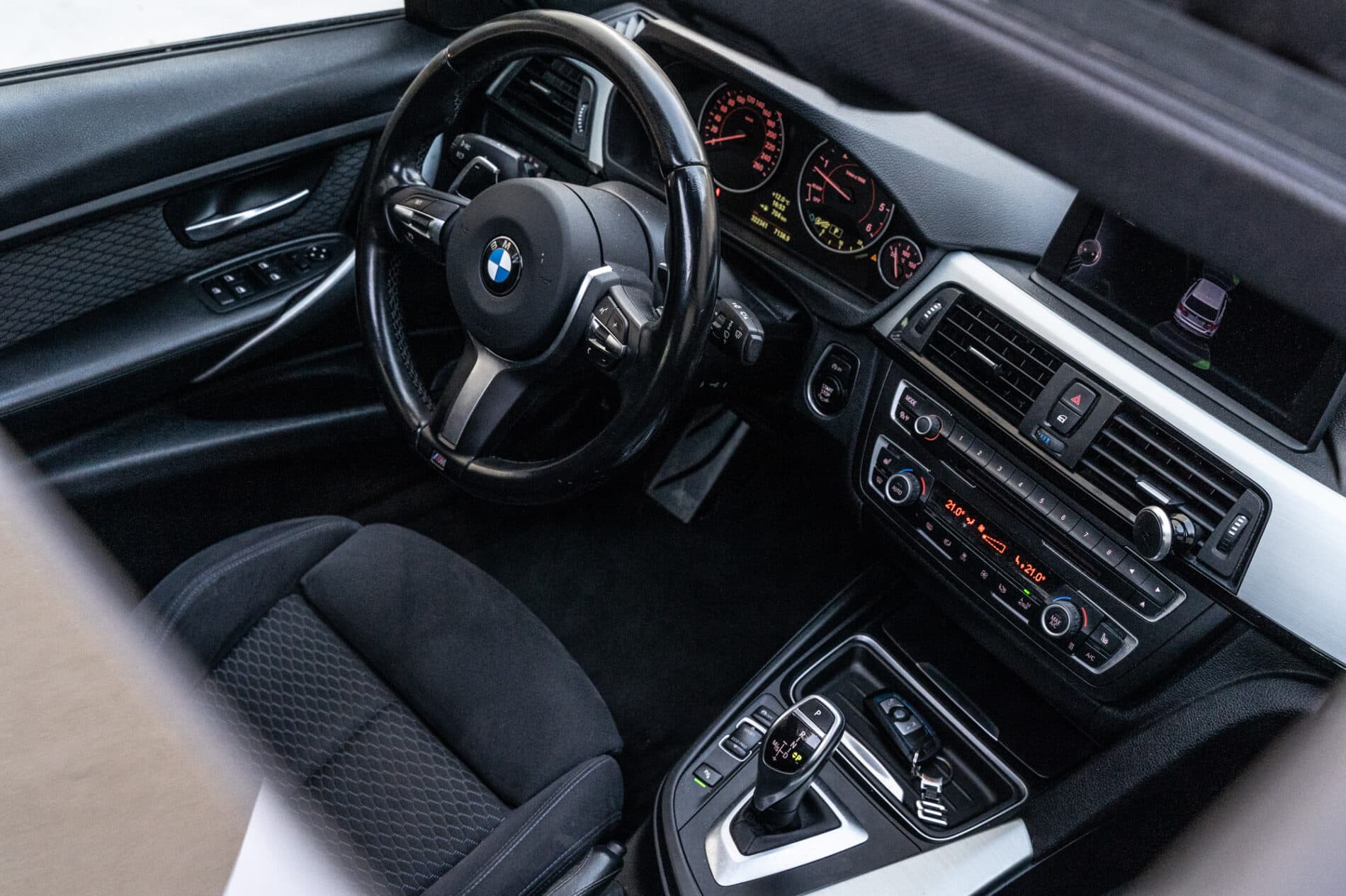 2012 BMW 330d, čierna kombi, 328 280 km