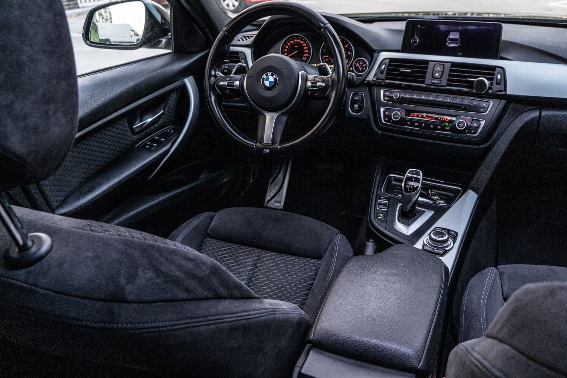 2012 BMW 330d, čierna kombi, 328 280 km