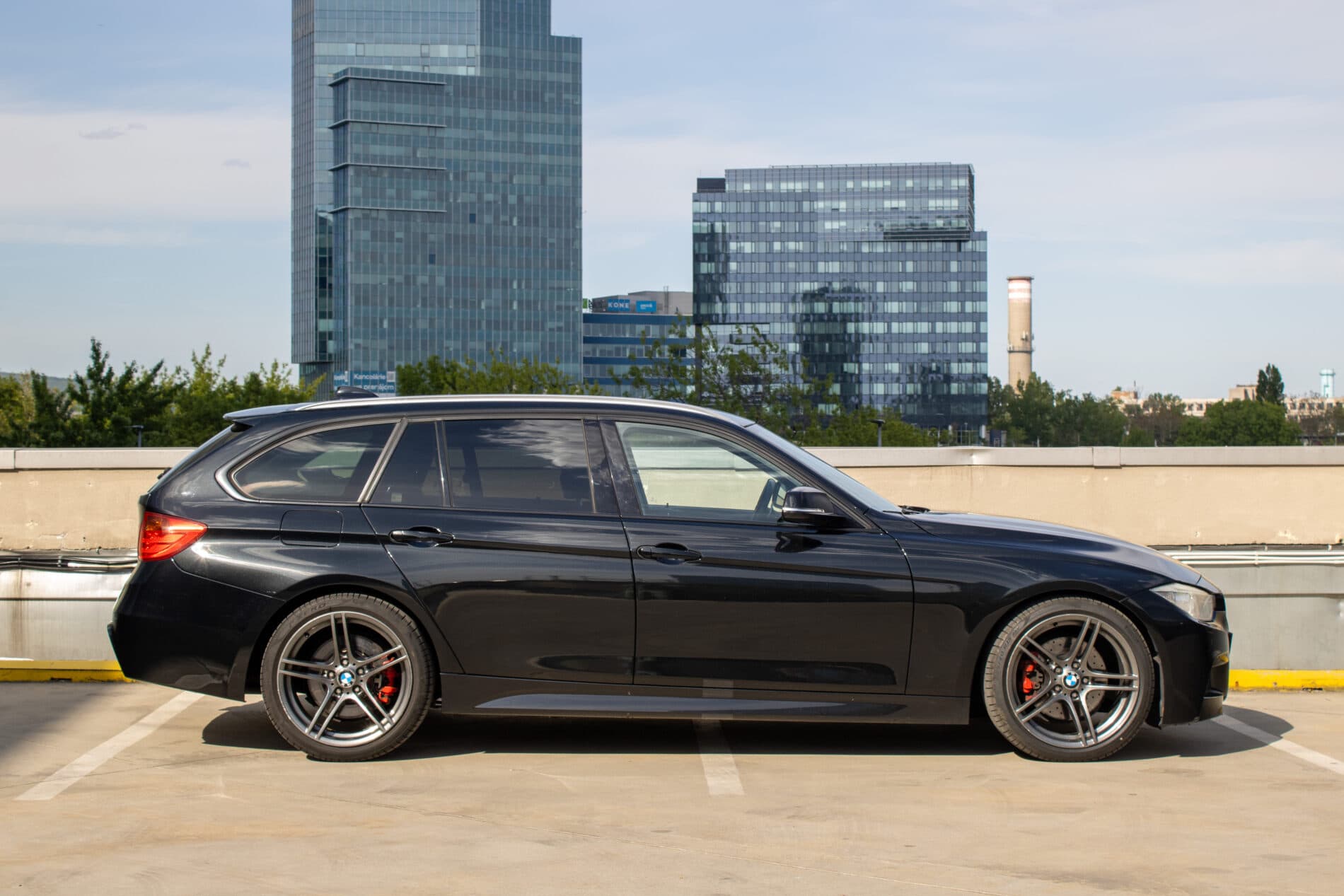 2012 BMW 330d, čierna kombi, 328 280 km