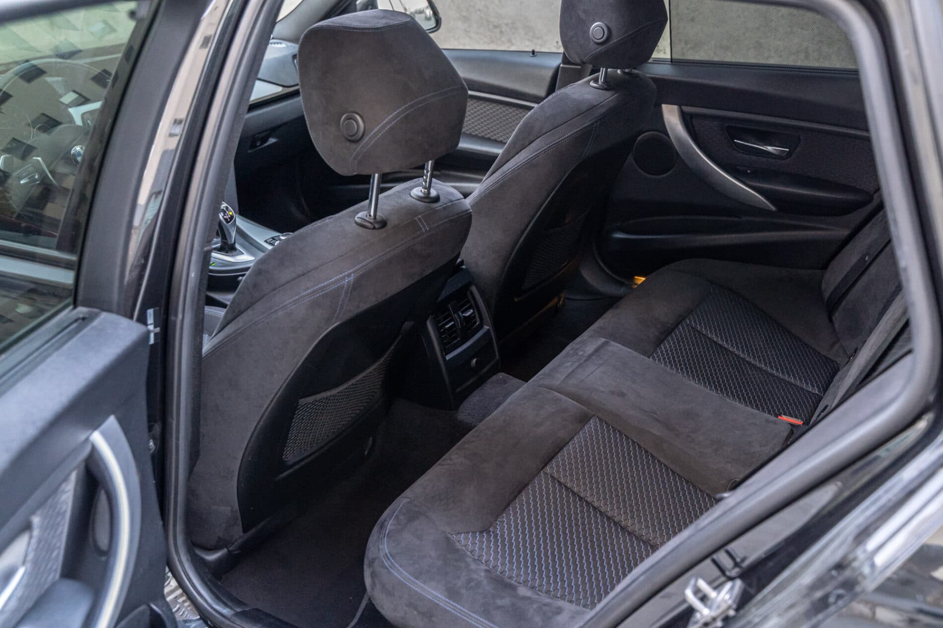 2012 BMW 330d, čierna kombi, 328 280 km