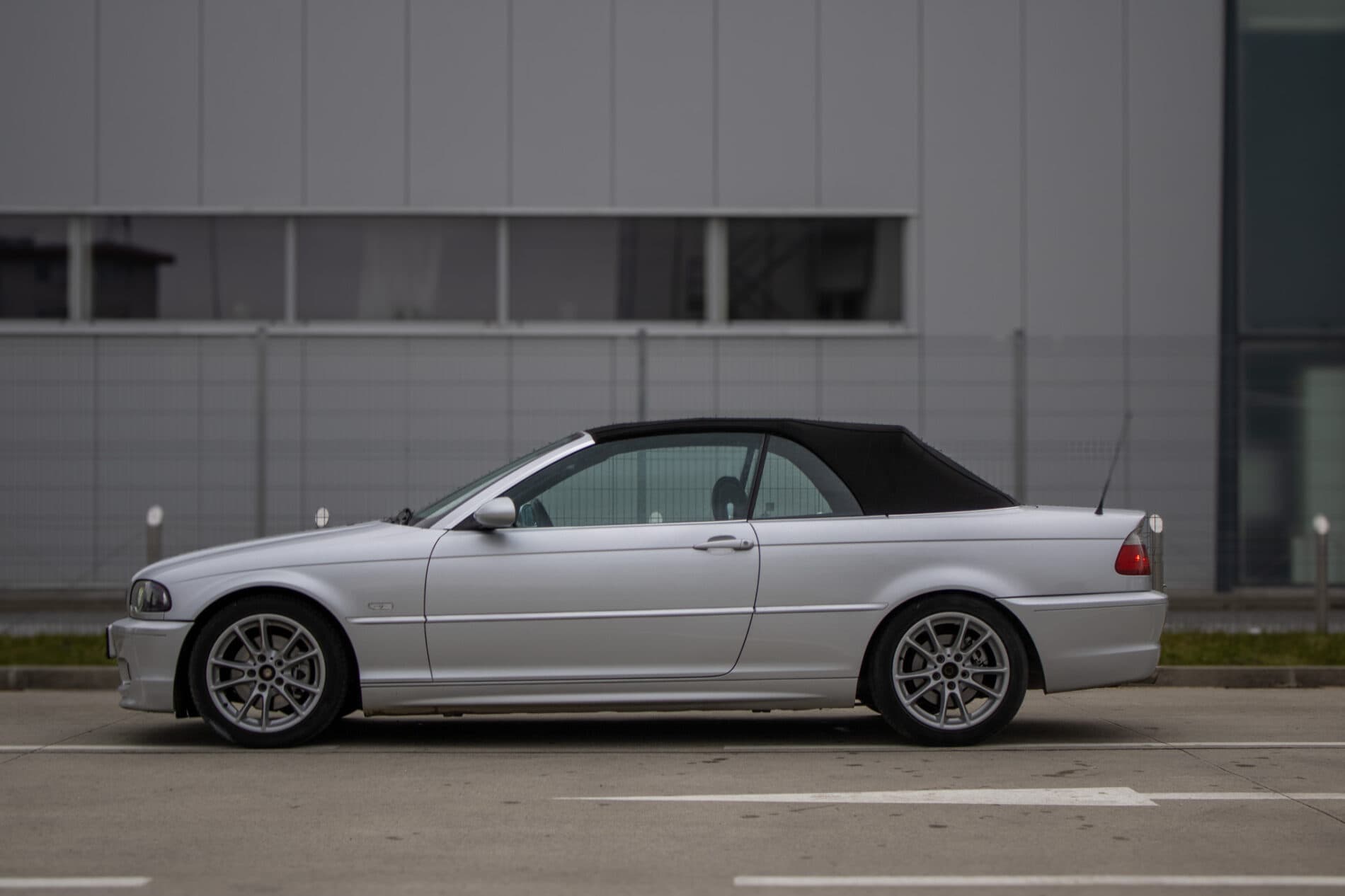 2002 BMW 325i, strieborná kabriolet, 260 131 km