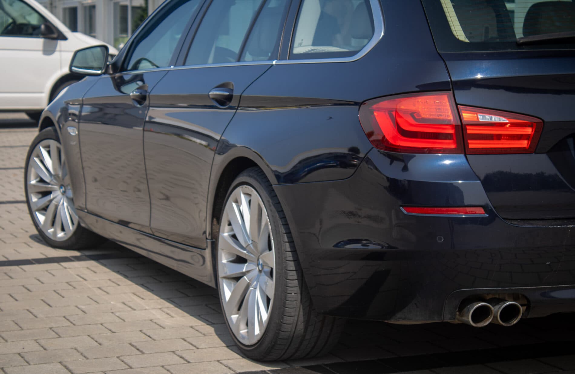 2011 BMW 530d, modrá kombi, 296 430 km