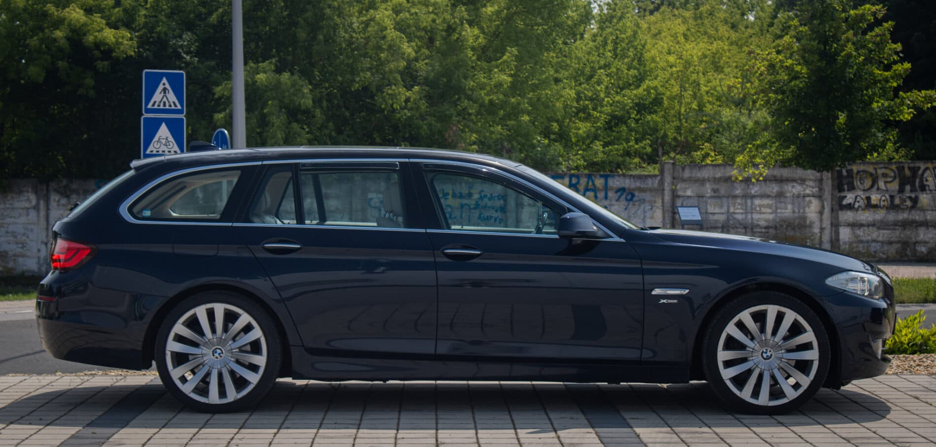 2011 BMW 530d, modrá kombi, 296 430 km