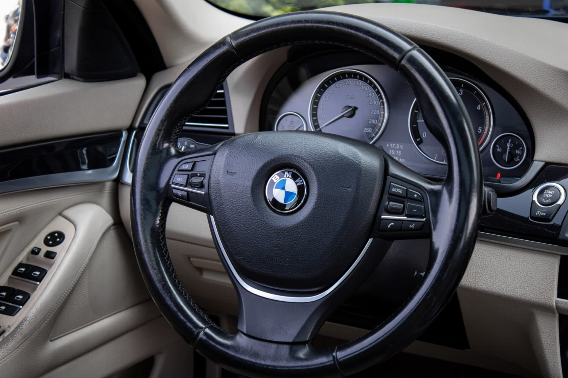 2011 BMW 530d, modrá kombi, 296 430 km