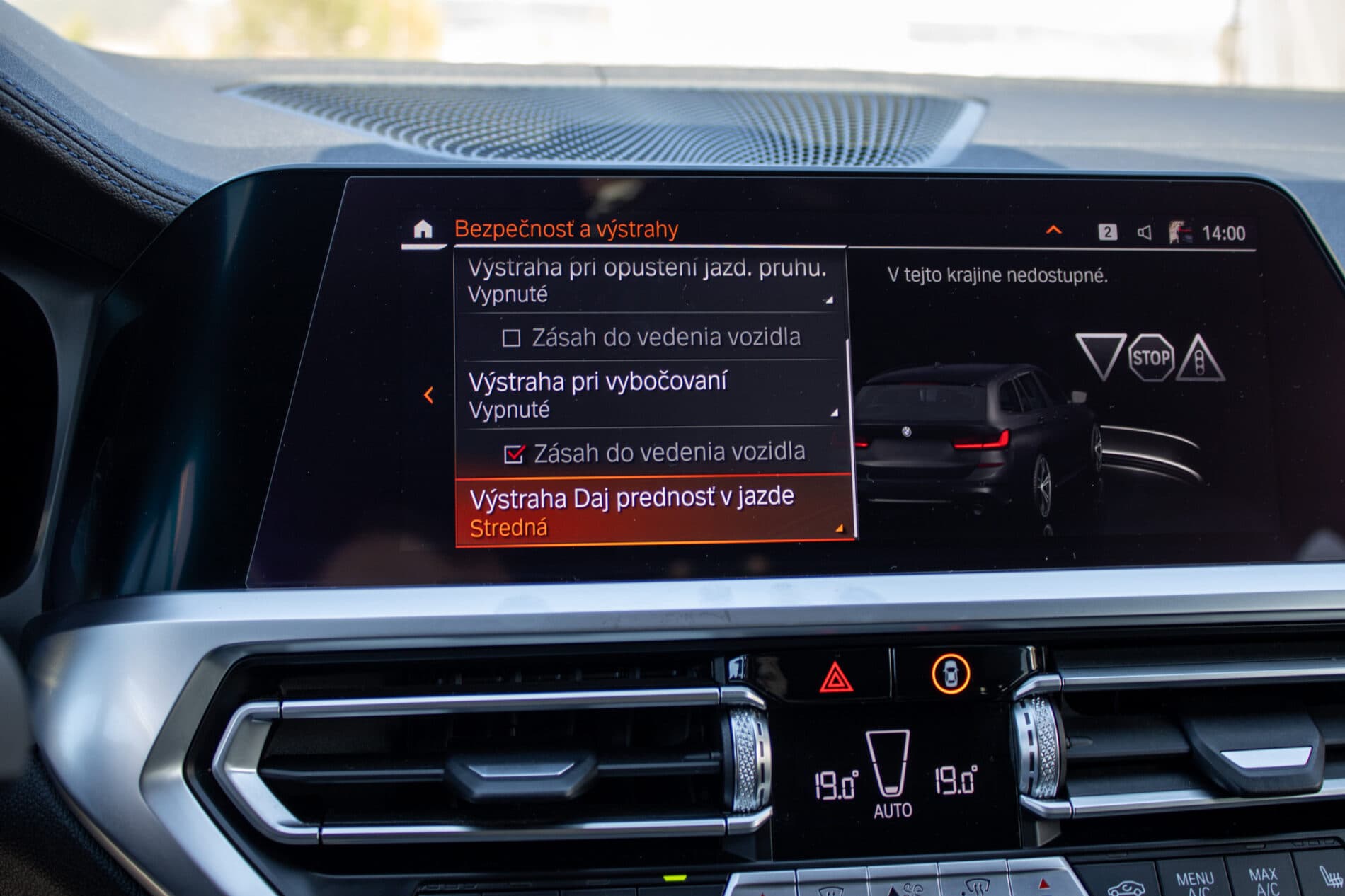 2020 BMW 320i, čierna kombi, 116 282 km
