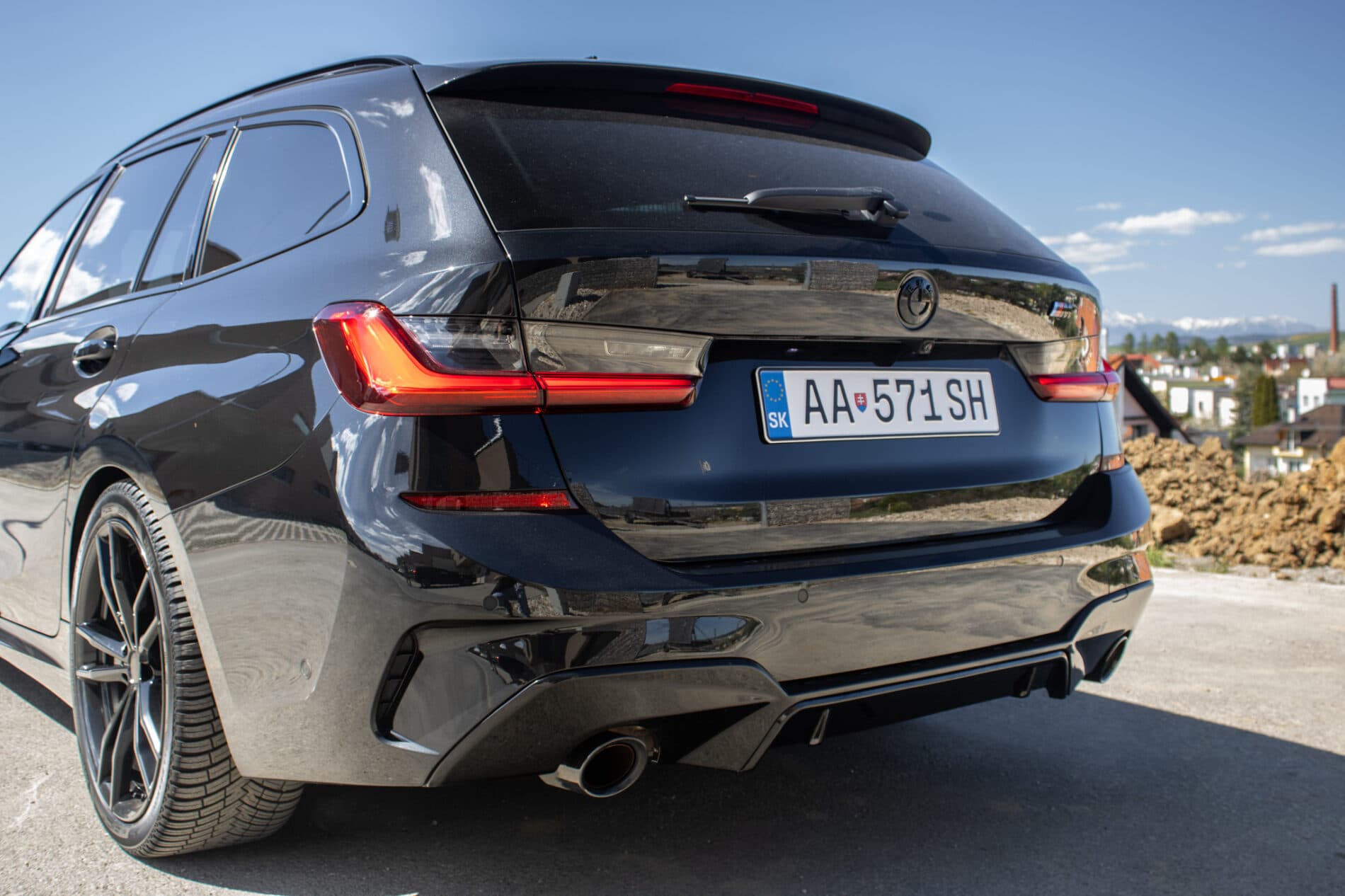 2020 BMW 320i, čierna kombi, 116 282 km