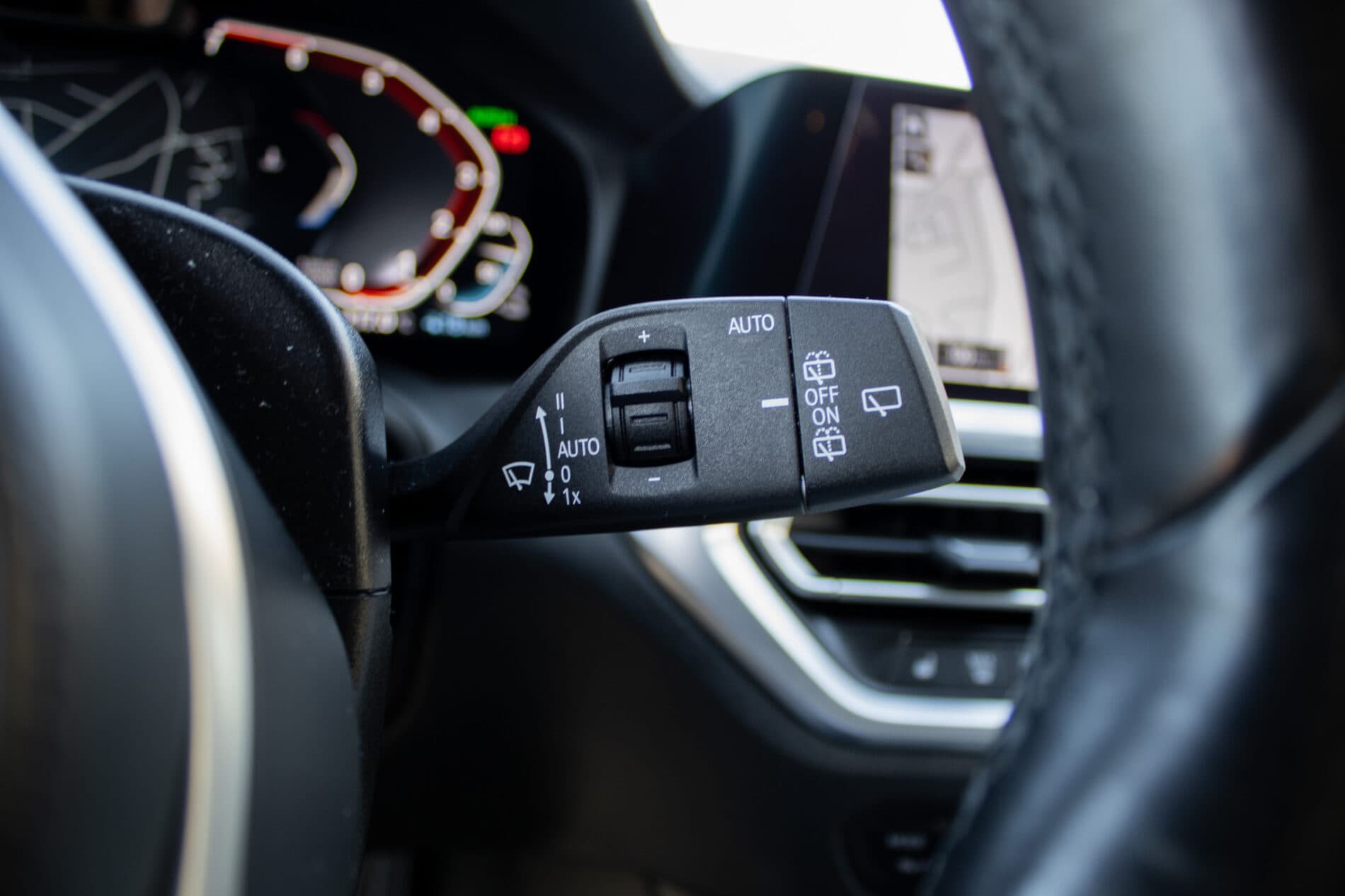 2020 BMW 320i, čierna kombi, 116 282 km