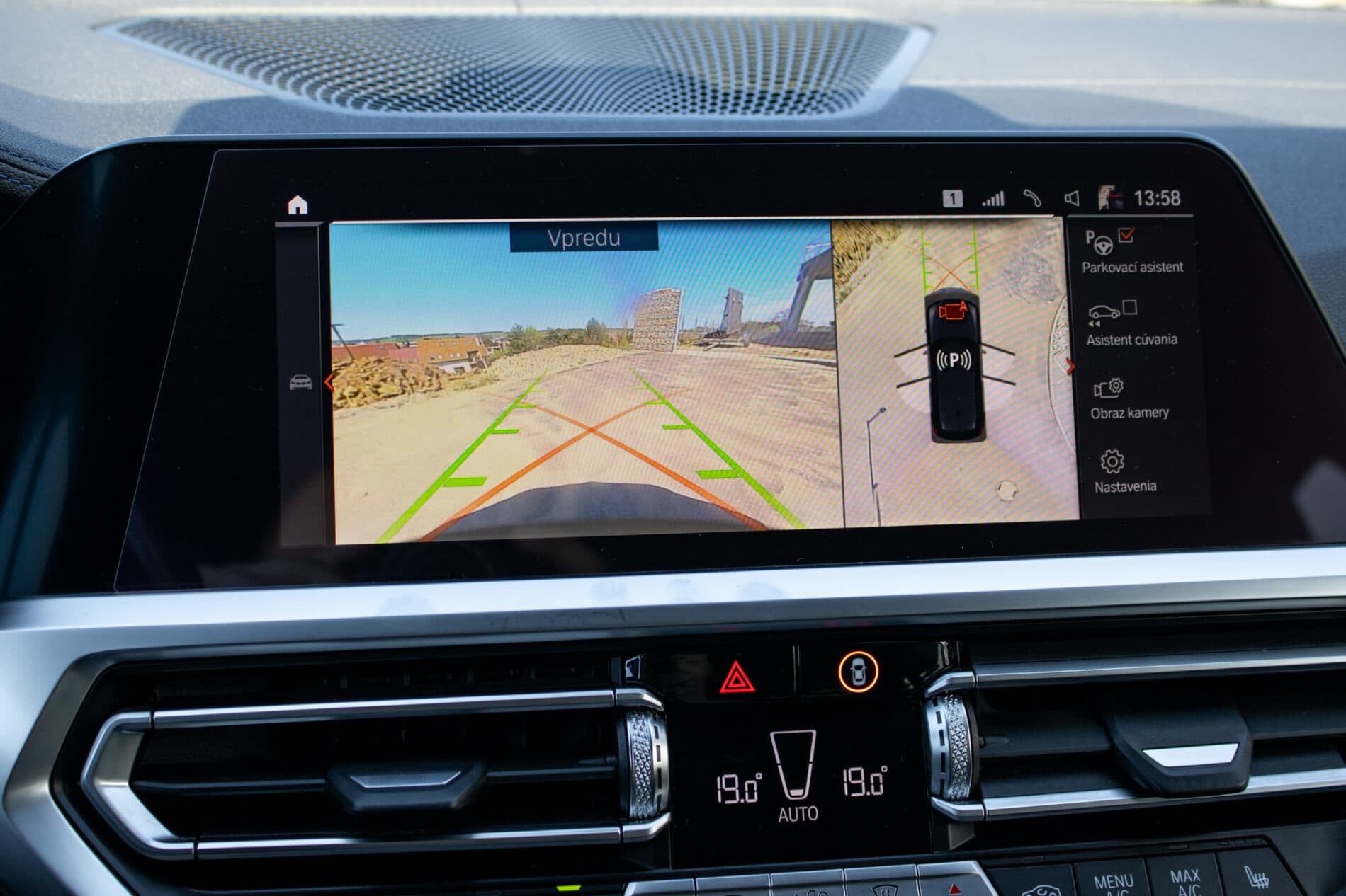 2020 BMW 320i, čierna kombi, 116 282 km