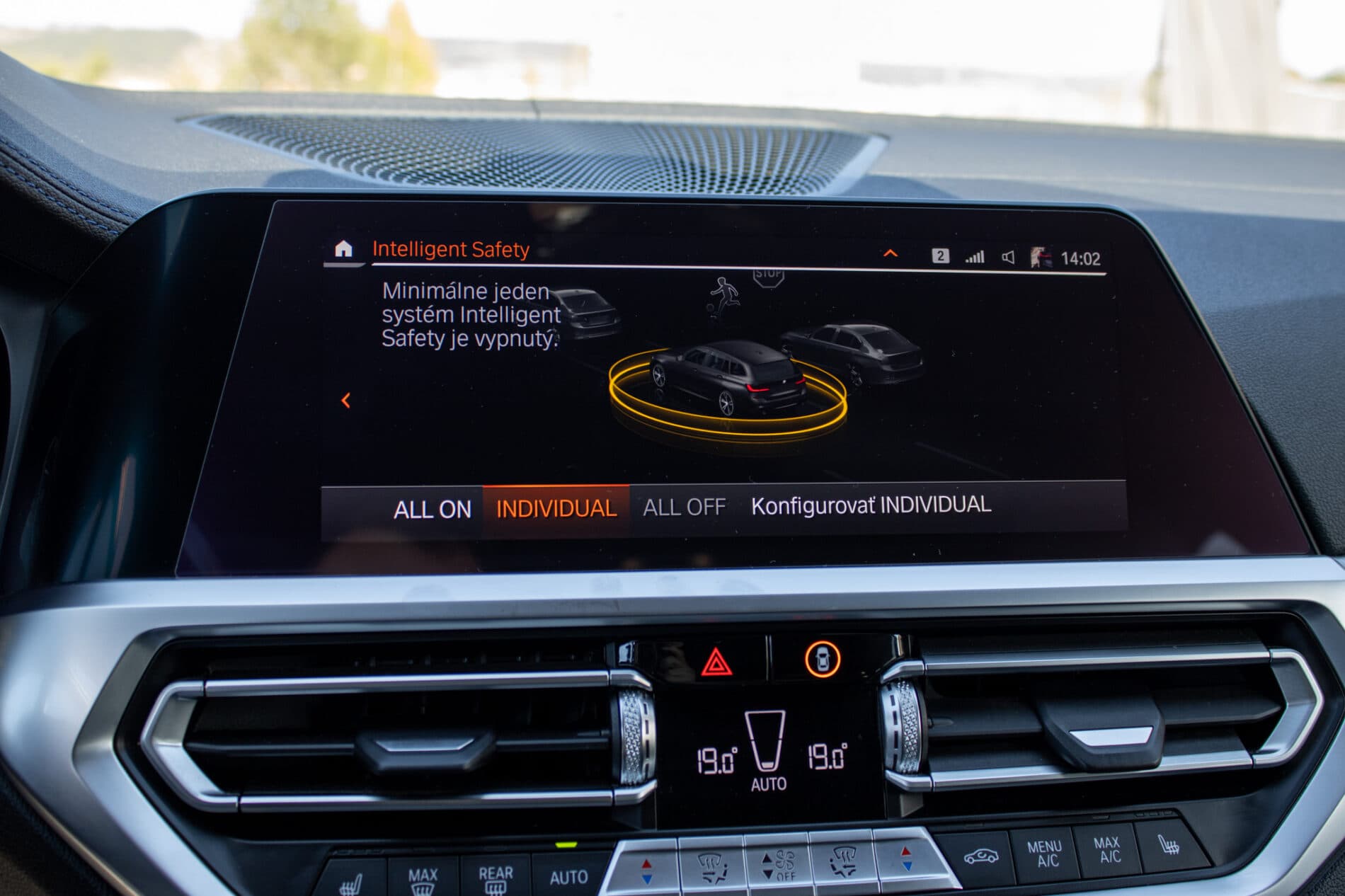 2020 BMW 320i, čierna kombi, 116 282 km