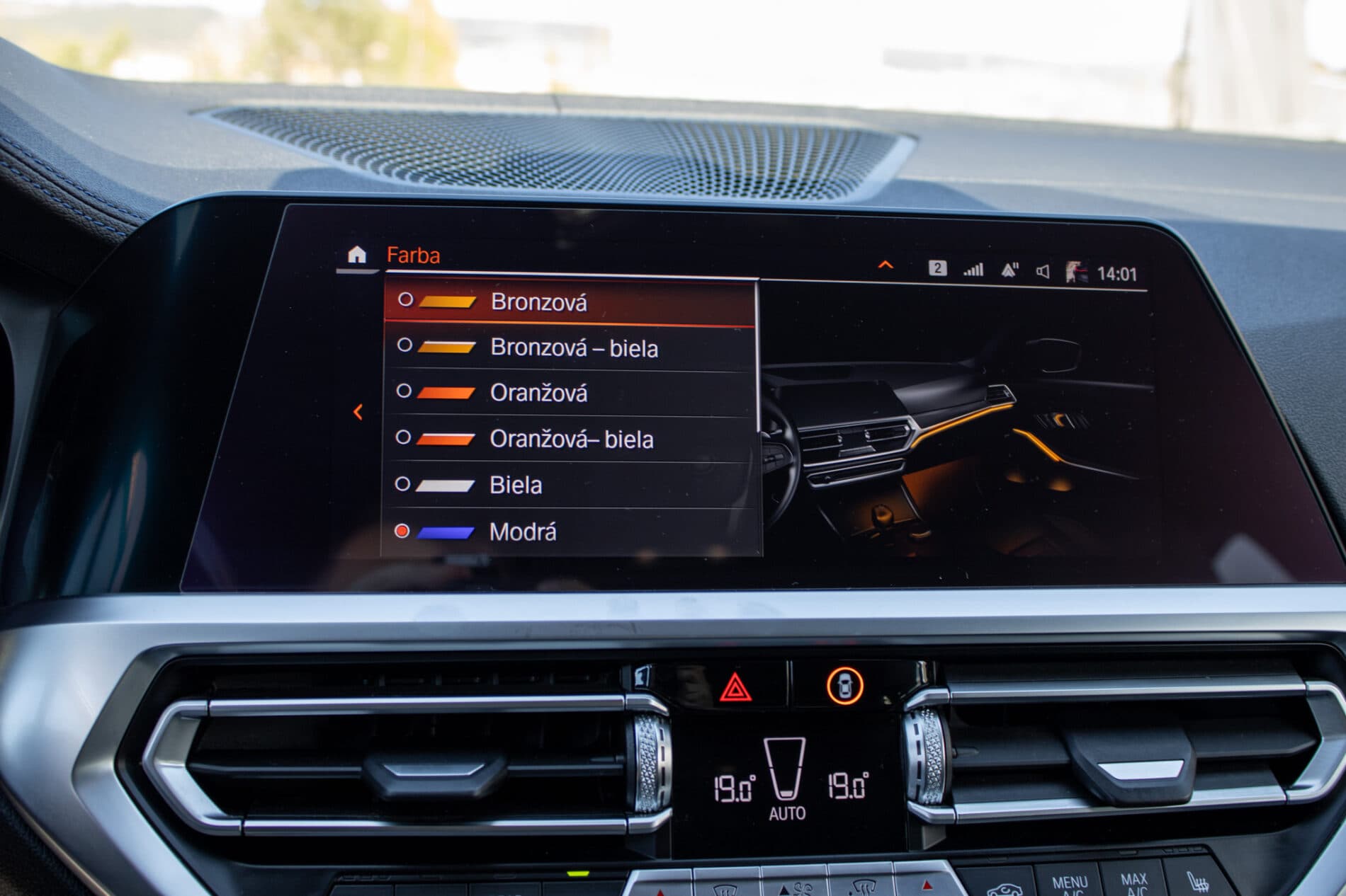 2020 BMW 320i, čierna kombi, 116 282 km
