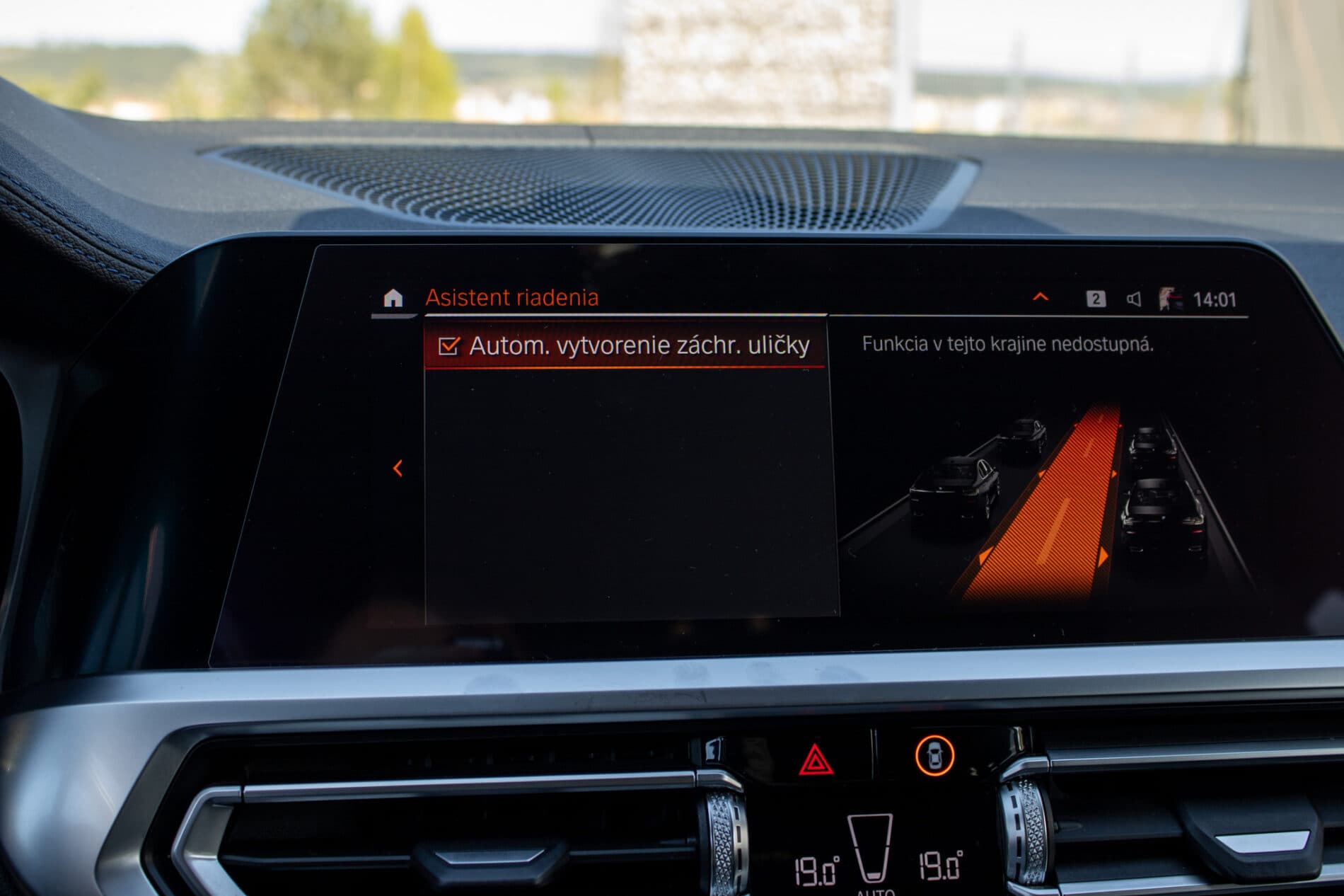 2020 BMW 320i, čierna kombi, 116 282 km