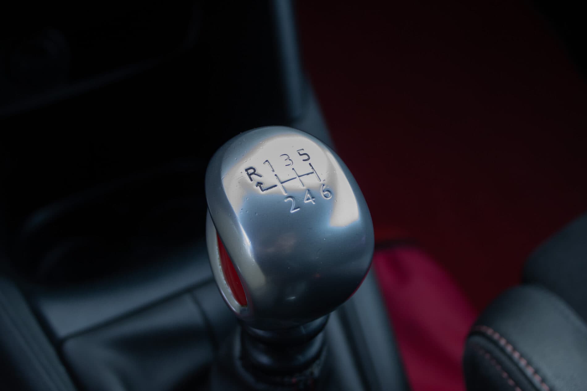 2018 Peugeot 208 GTi, čierna hatchback, 153 104 km