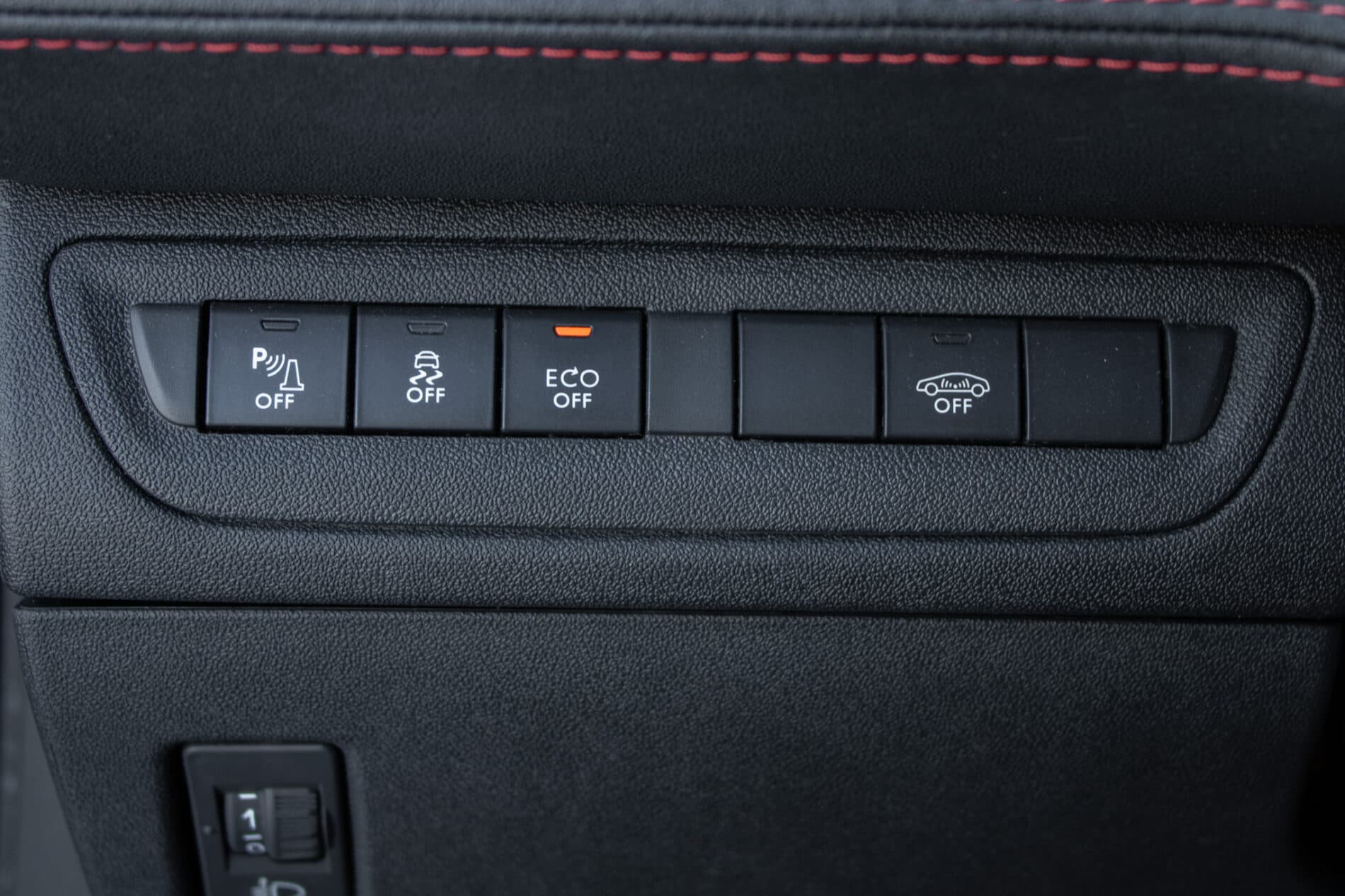 2018 Peugeot 208 GTi, čierna hatchback, 153 104 km