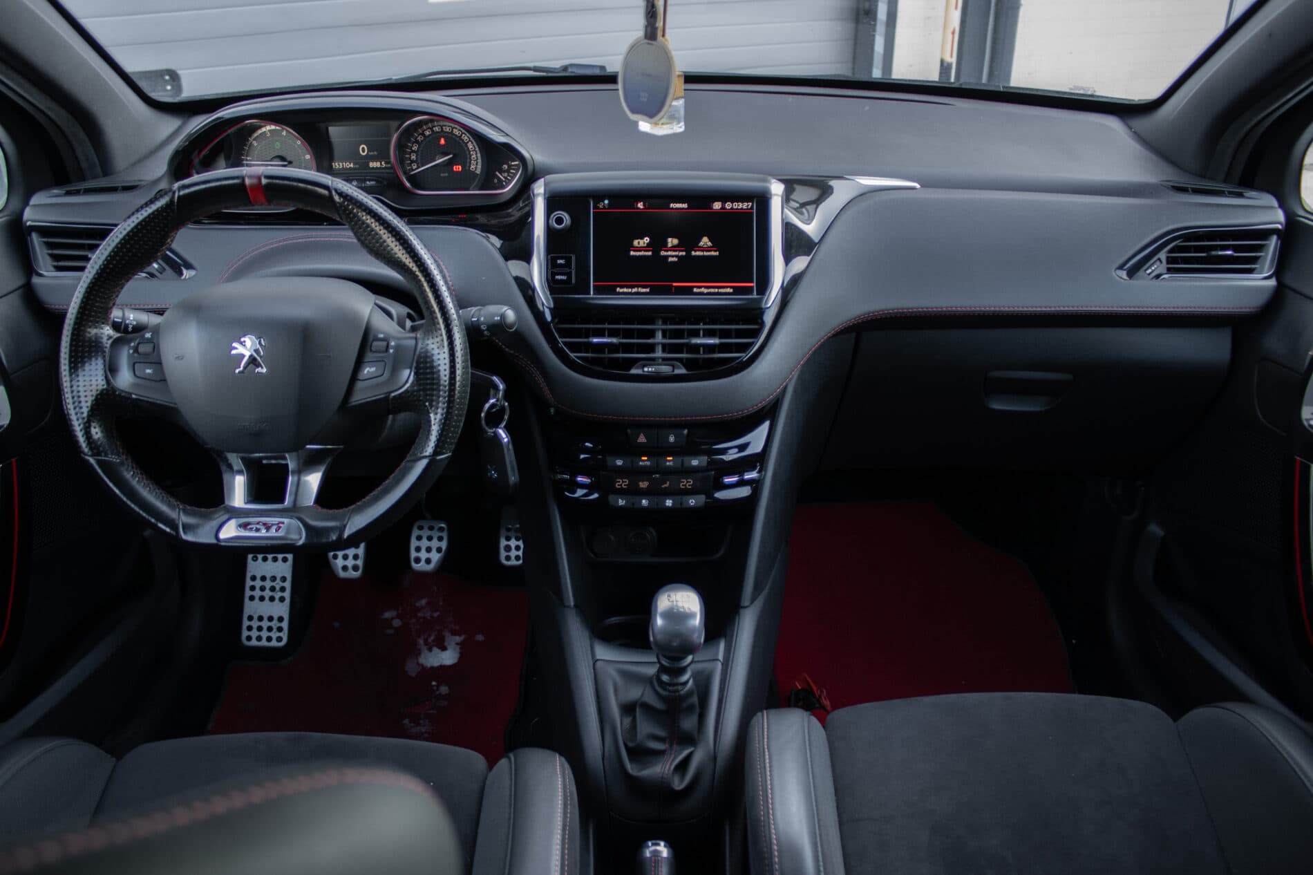 2018 Peugeot 208 GTi, čierna hatchback, 153 104 km