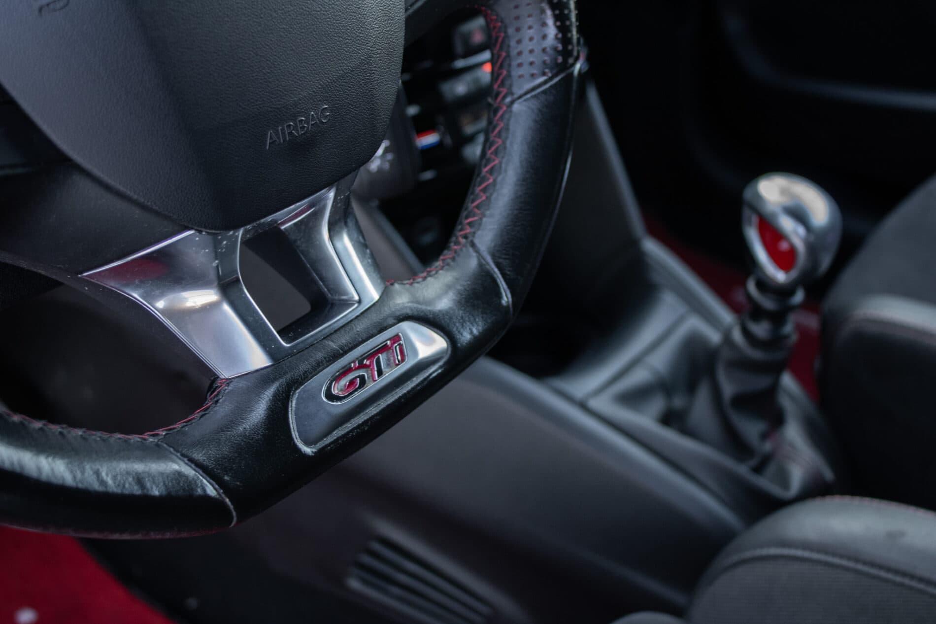 2018 Peugeot 208 GTi, čierna hatchback, 153 104 km