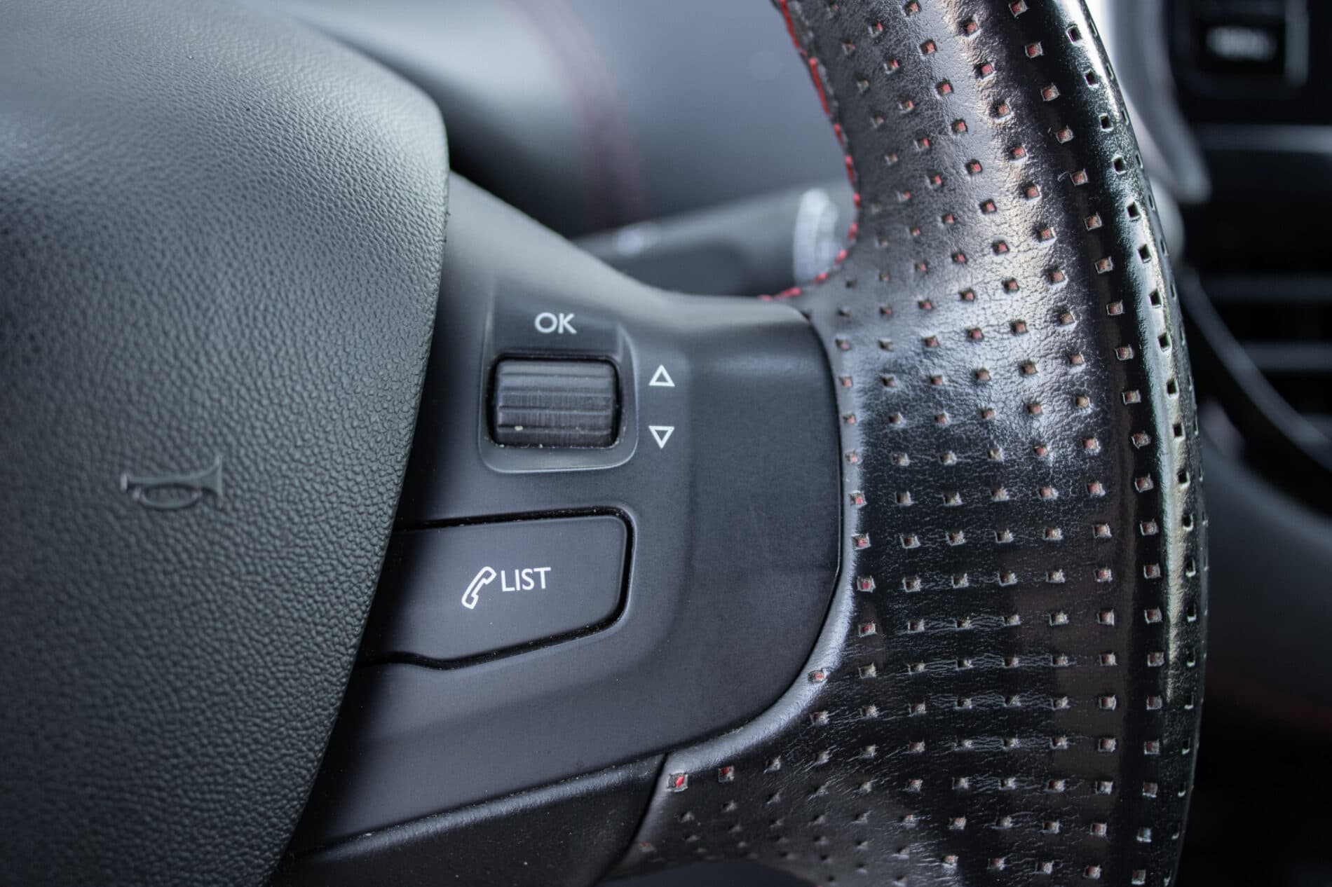 2018 Peugeot 208 GTi, čierna hatchback, 153 104 km