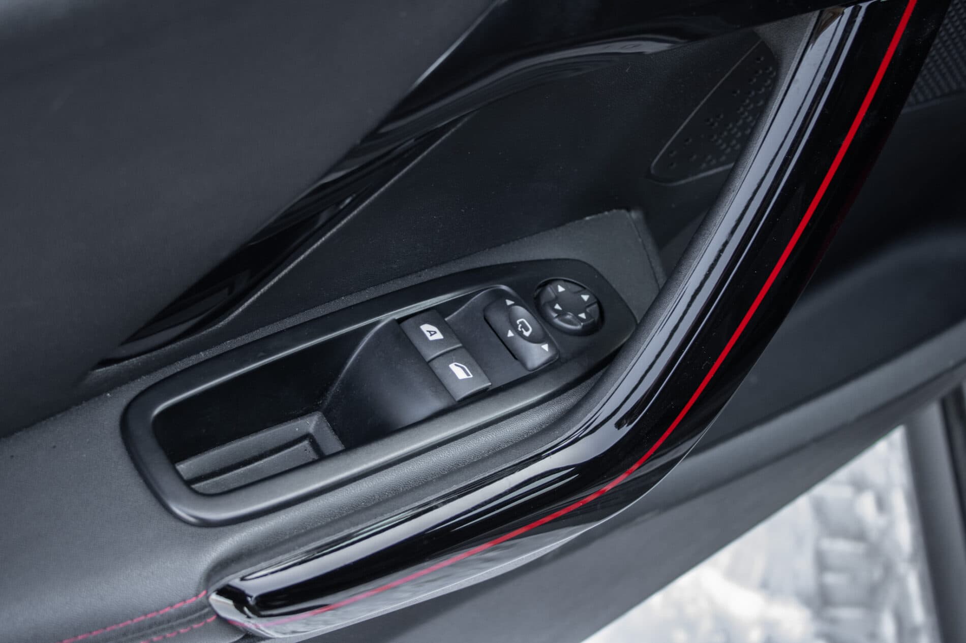 2018 Peugeot 208 GTi, čierna hatchback, 153 104 km
