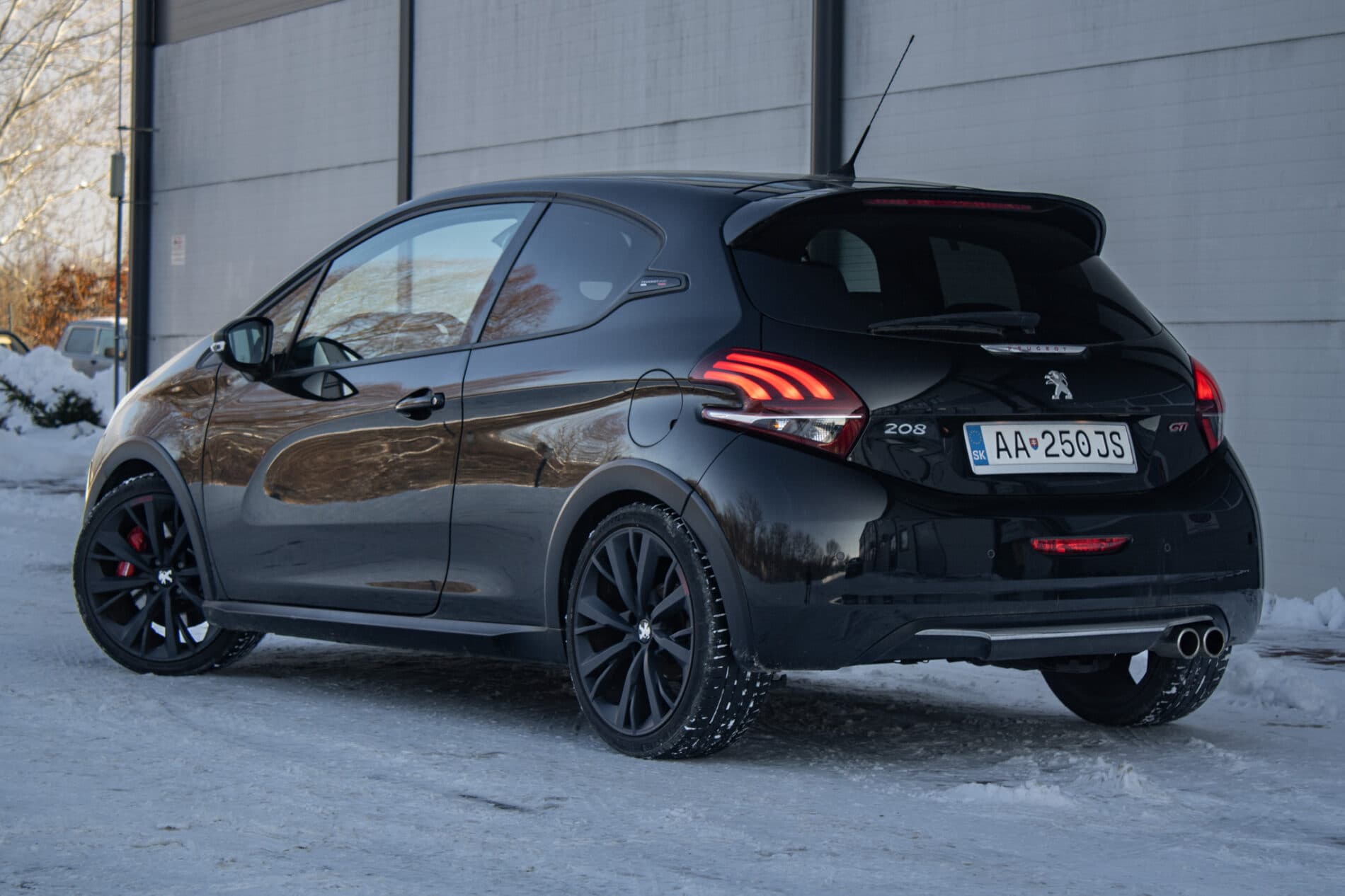 2018 Peugeot 208 GTi, čierna hatchback, 153 104 km