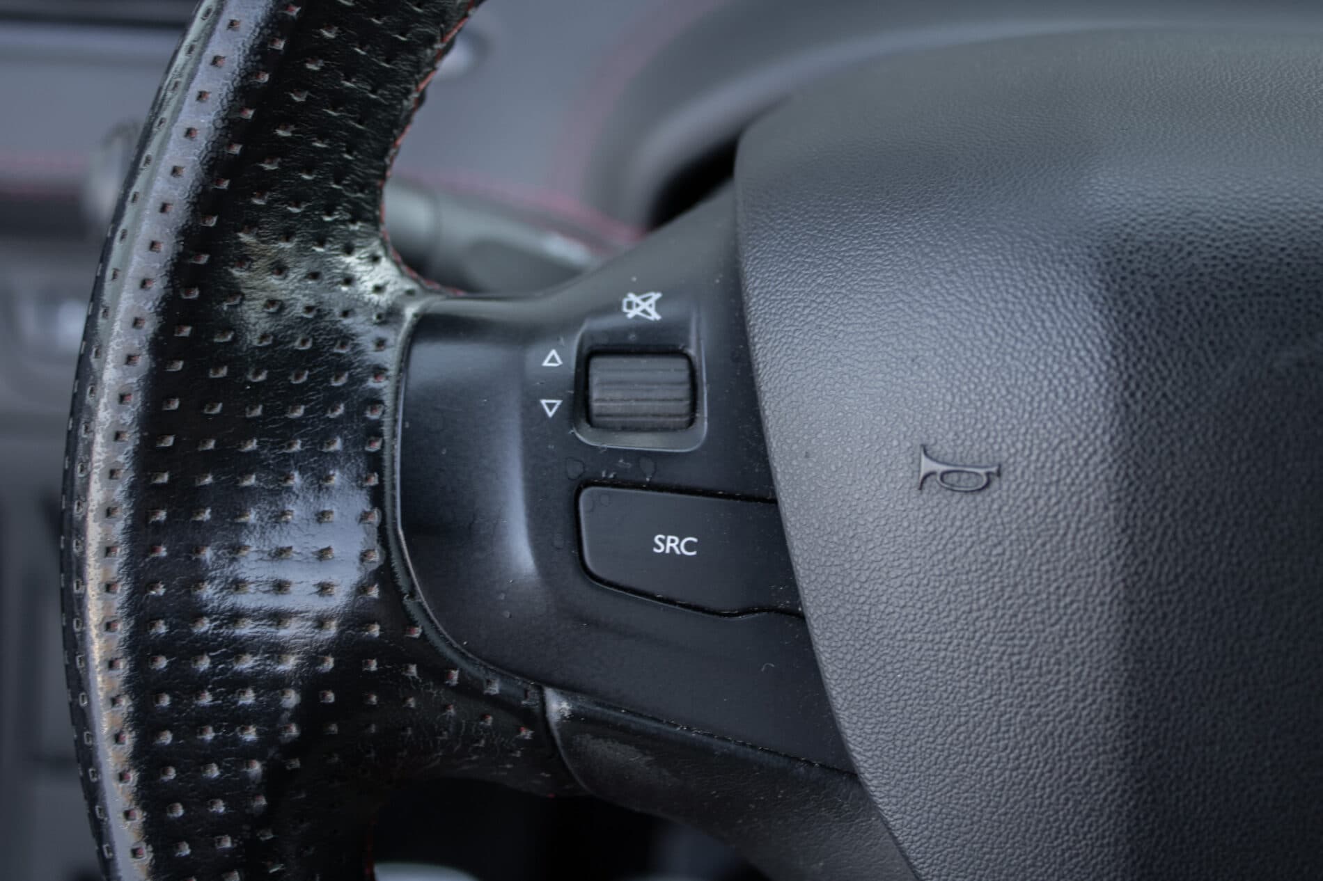 2018 Peugeot 208 GTi, čierna hatchback, 153 104 km