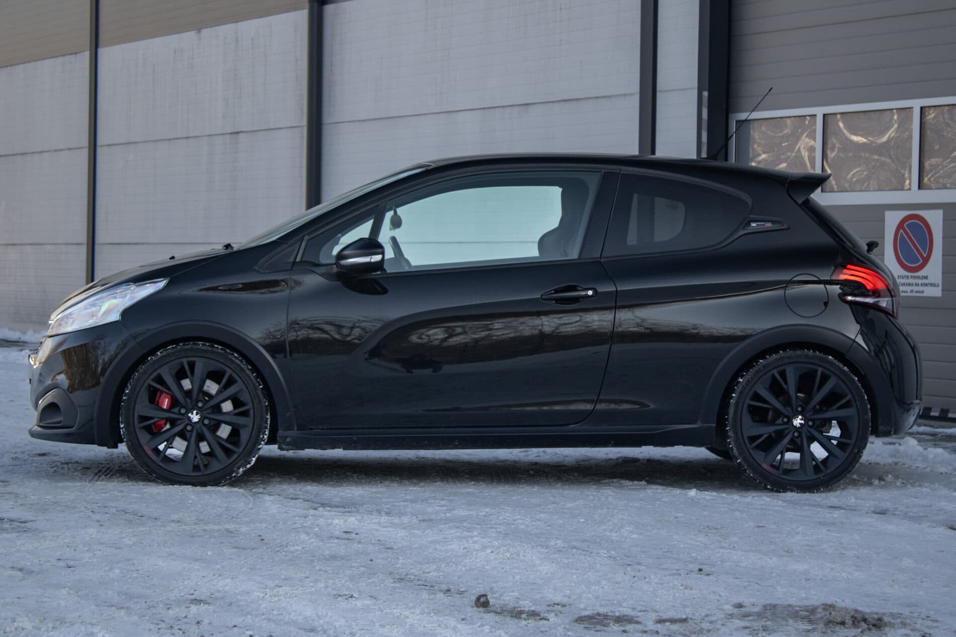 2018 Peugeot 208 GTi, čierna hatchback, 153 104 km