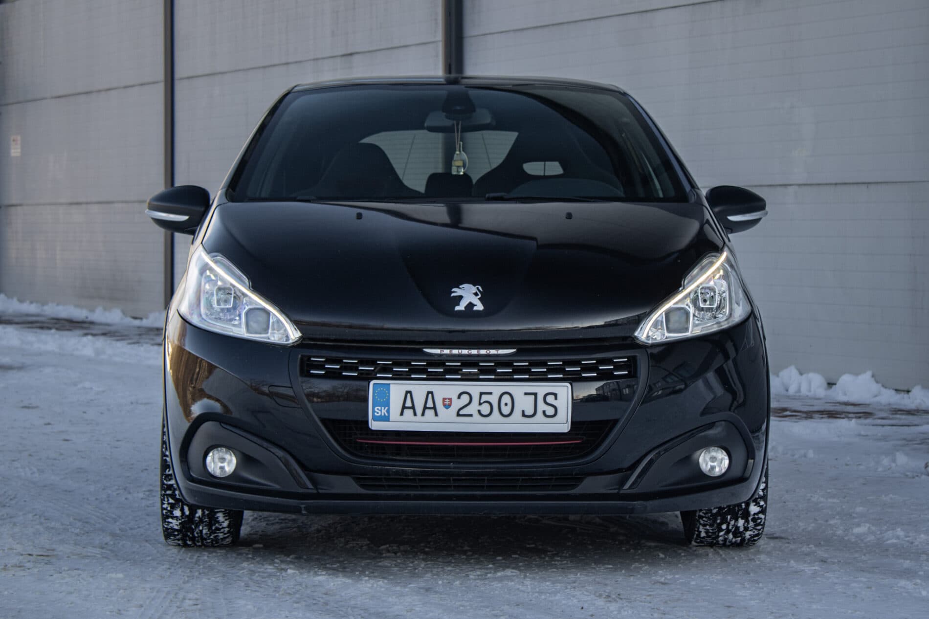 2018 Peugeot 208 GTi, čierna hatchback, 153 104 km