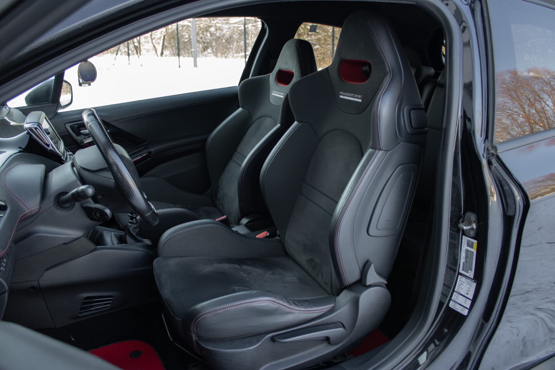 2018 Peugeot 208 GTi, čierna hatchback, 153 104 km