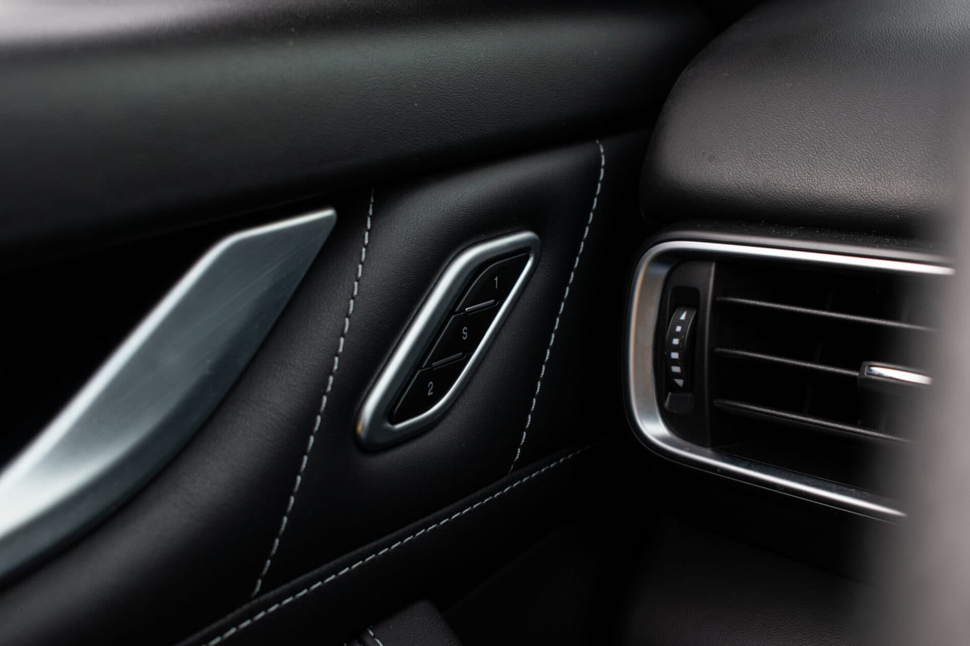 2019 Maserati Levante, biela suv, 85 819 km