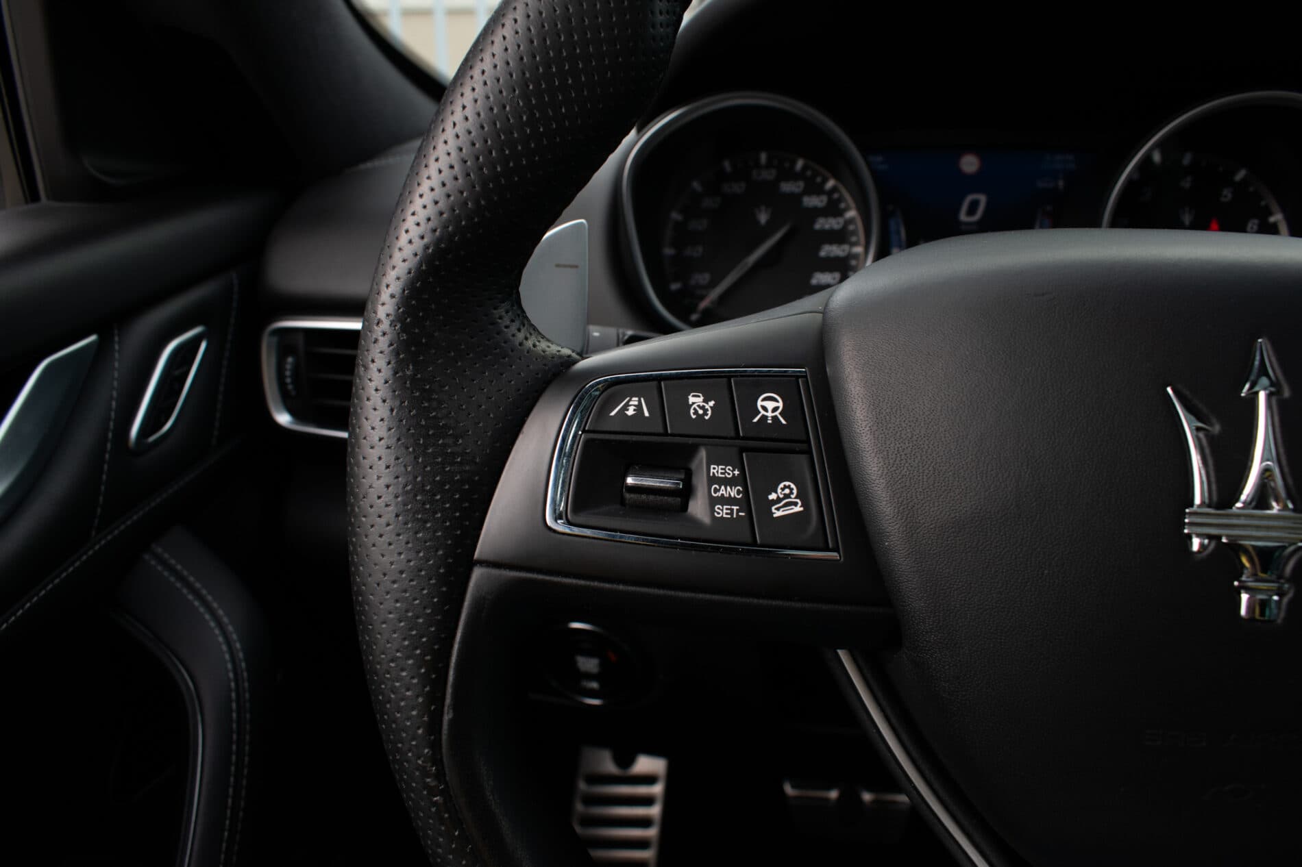 2019 Maserati Levante, biela suv, 85 819 km
