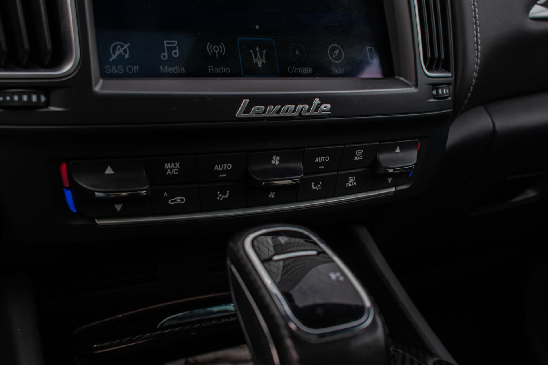 2019 Maserati Levante, biela suv, 85 819 km