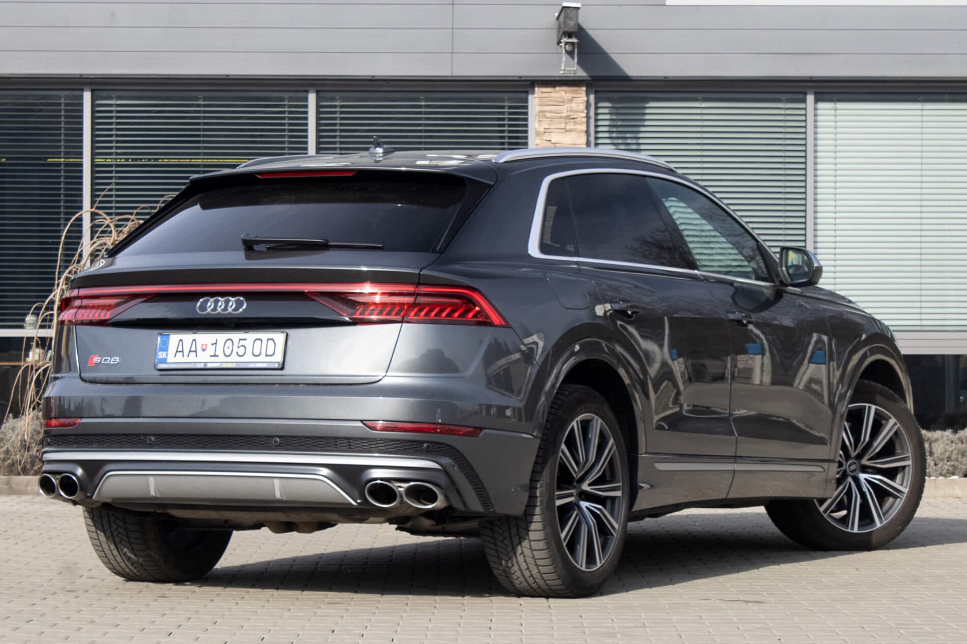 2021 AUDI SQ8, sivá suv, 122 000 km